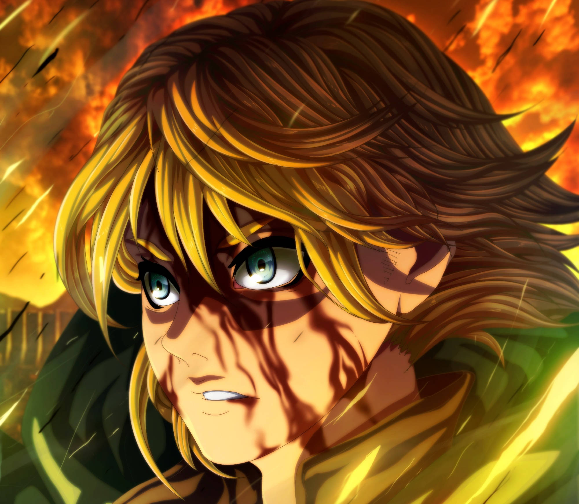 Armin 桌布 壁紙 — 一個堅定的動漫角色，金髮綠眼，在熾熱的橙色和黃色背景前凝視前方。