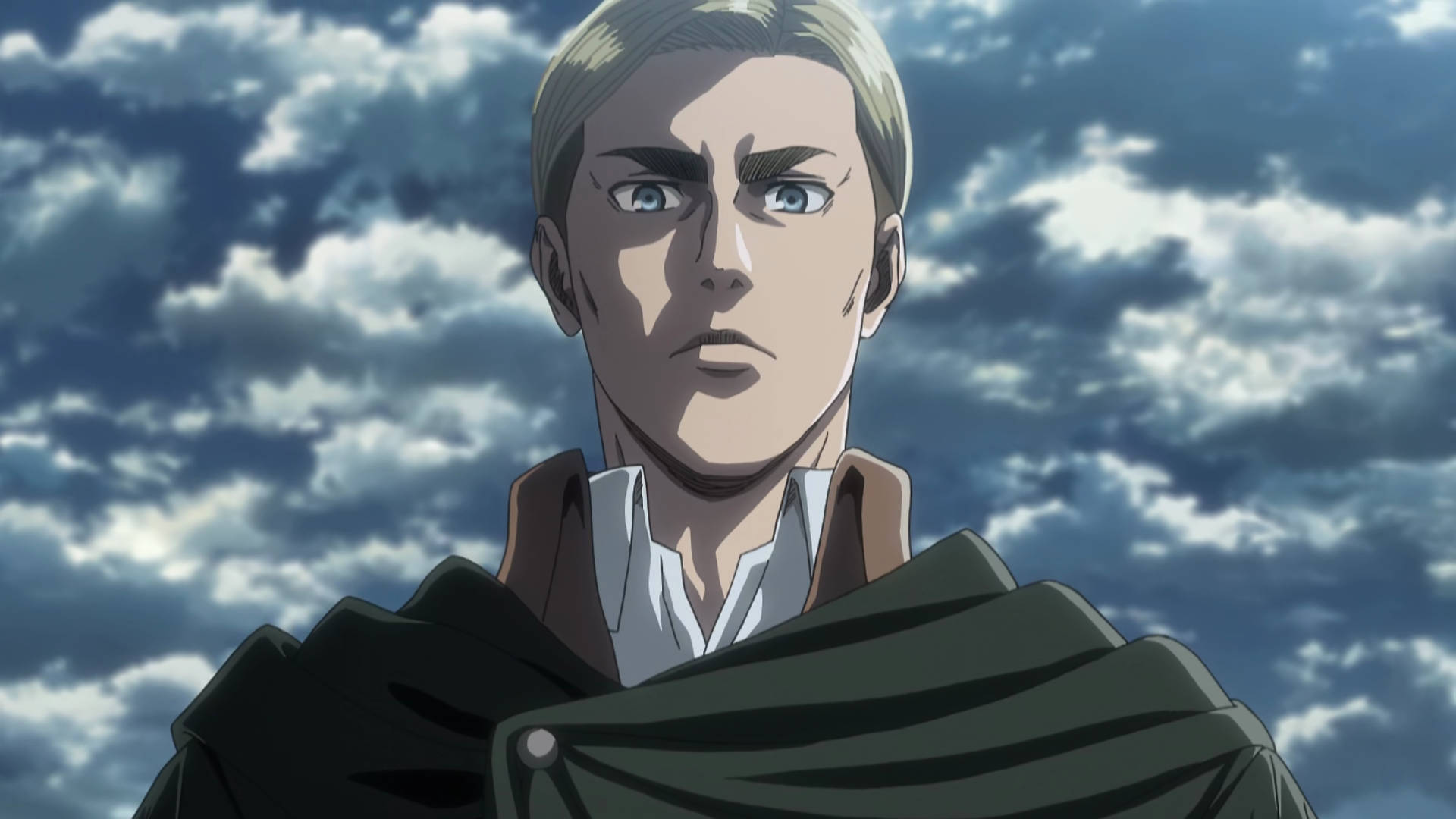 Erwin 桌布 壁紙 — 一個堅定的動漫角色，金髮藍眼，在戲劇性的多雲天空下向上凝視。
