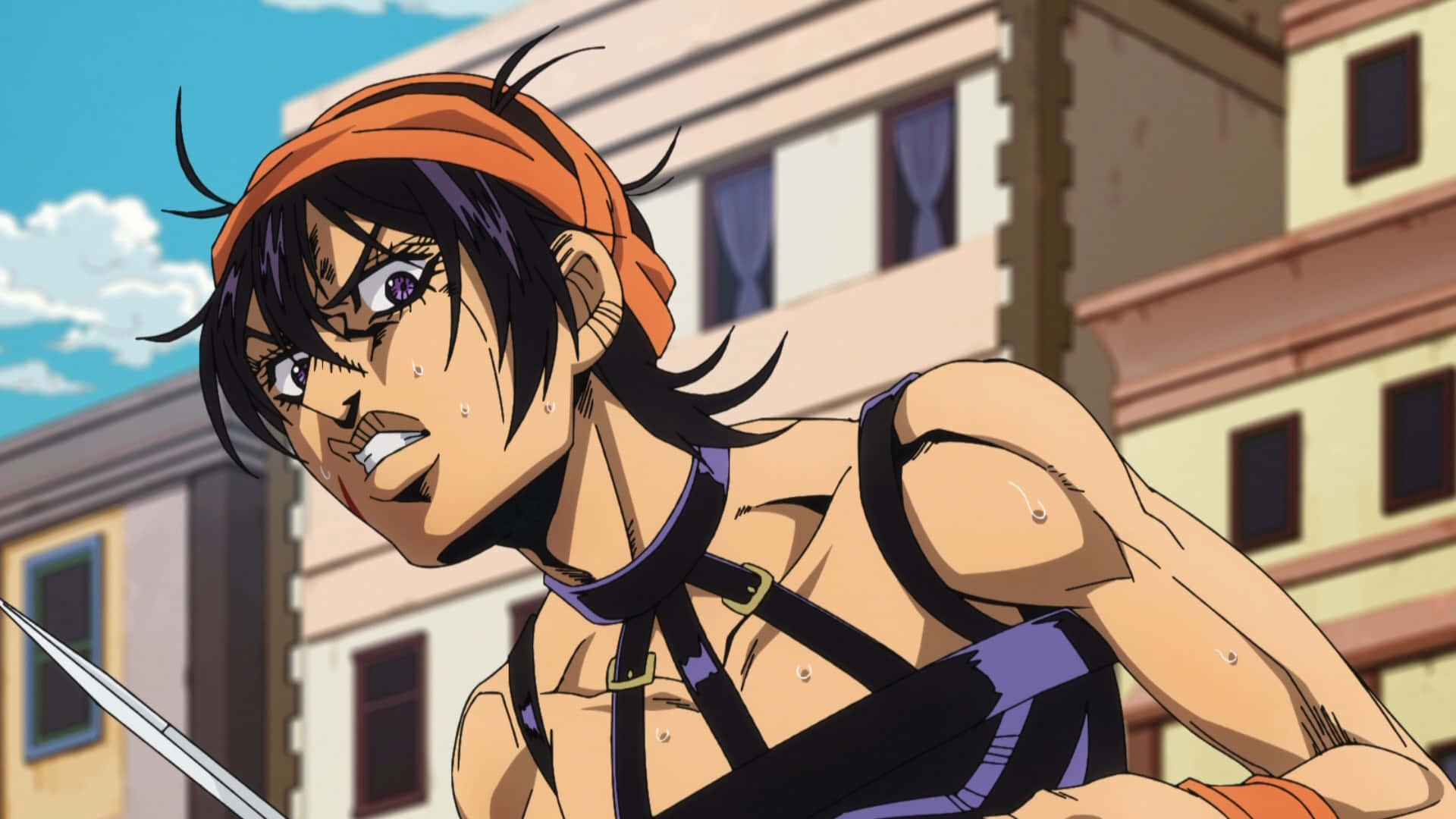 Narancia Ghirga 桌布 壁紙 — 一個堅定的動漫角色，黑髮、橙色頭帶，在陽光普照的城市小巷中握著一把劍。