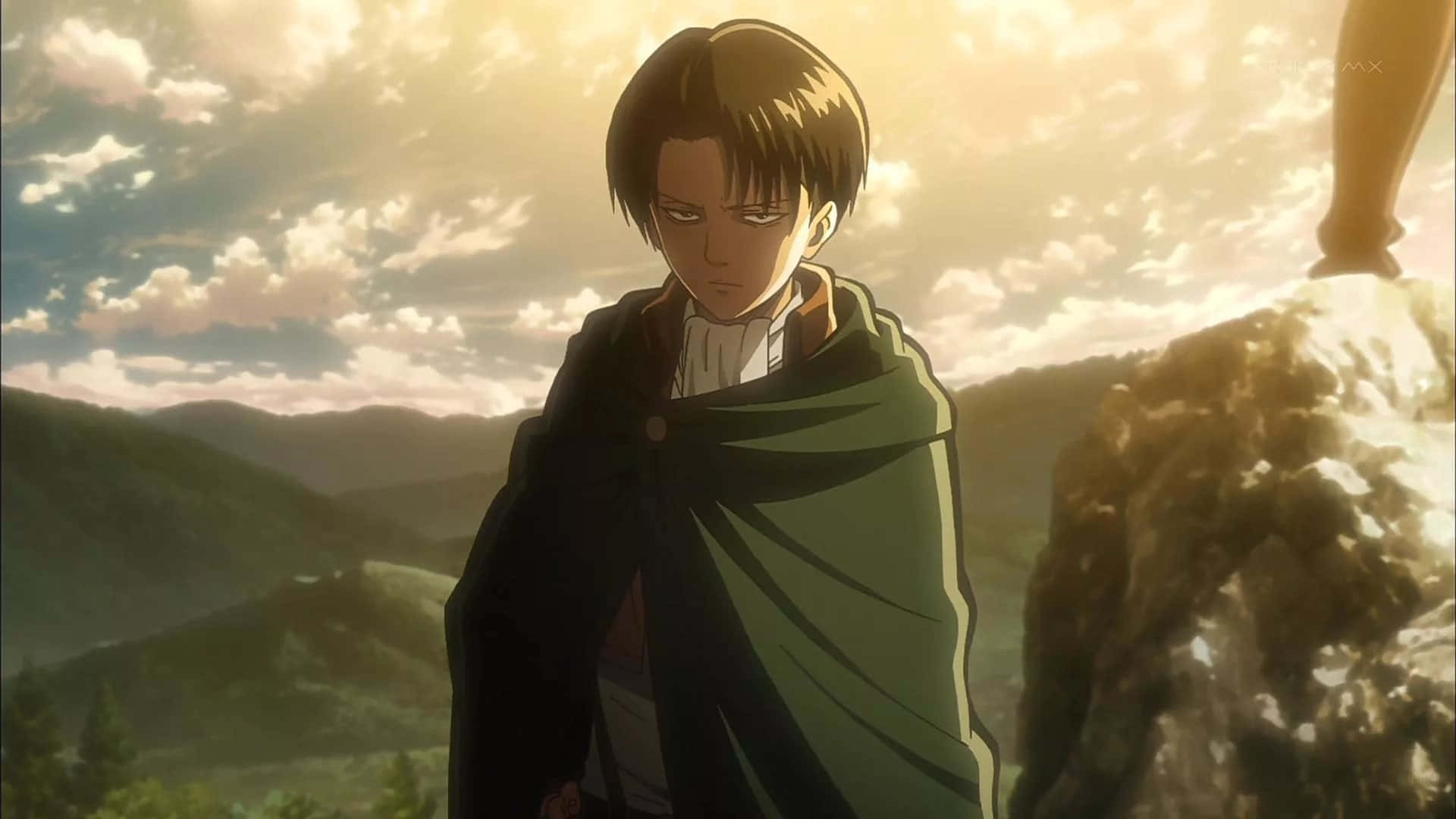 Levi Ackerman Desktop 桌布 壁紙 — 一個堅定的動漫角色站在岩石懸崖上，俯瞰著金色夕陽天空下連綿起伏的山丘。