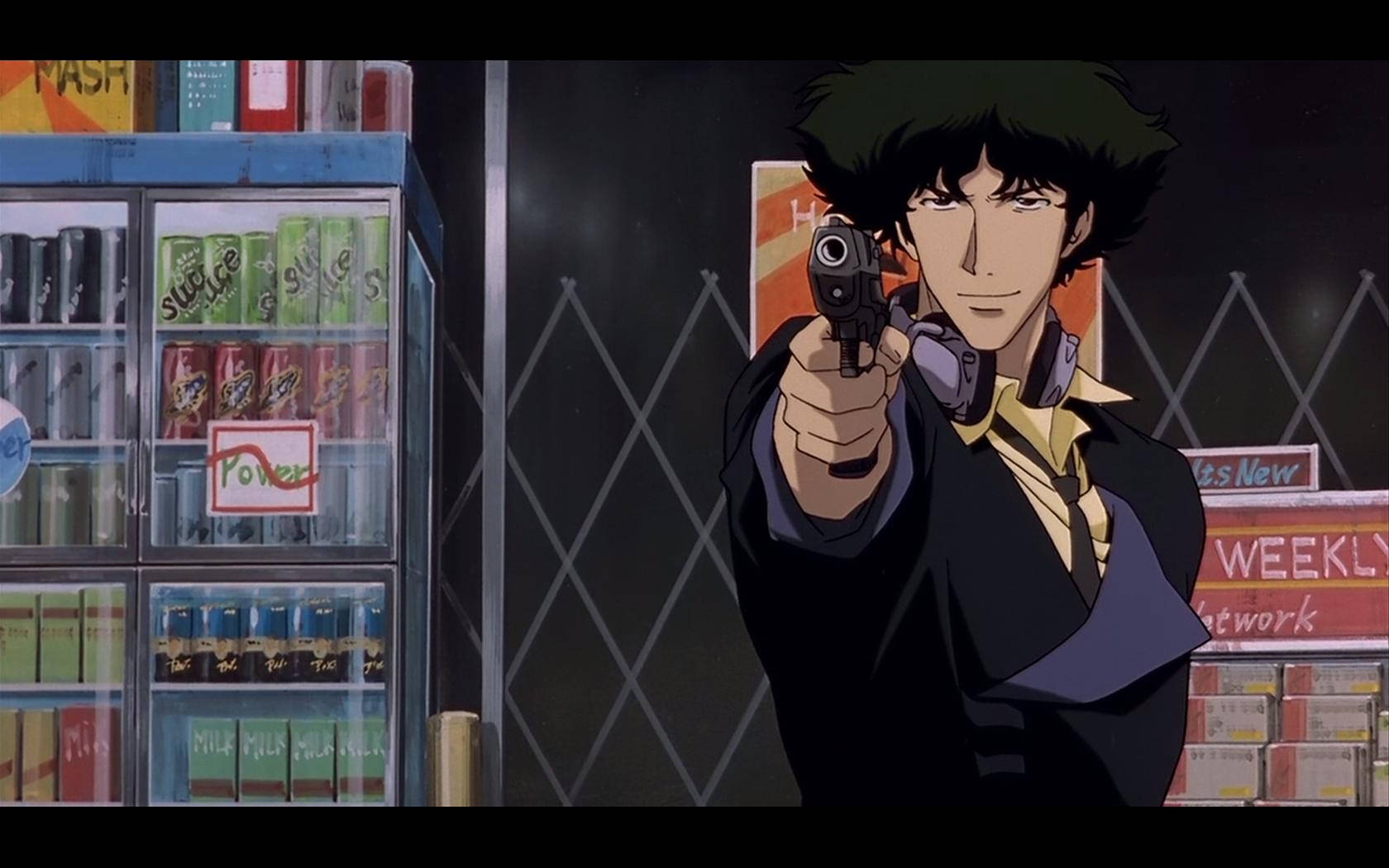 Cowboy Bebop Desktop 桌布 壁紙 — 一個堅定的動畫主角在燈光昏暗的便利商店內，對著裝滿貨品的冰箱舉起手槍瞄準。