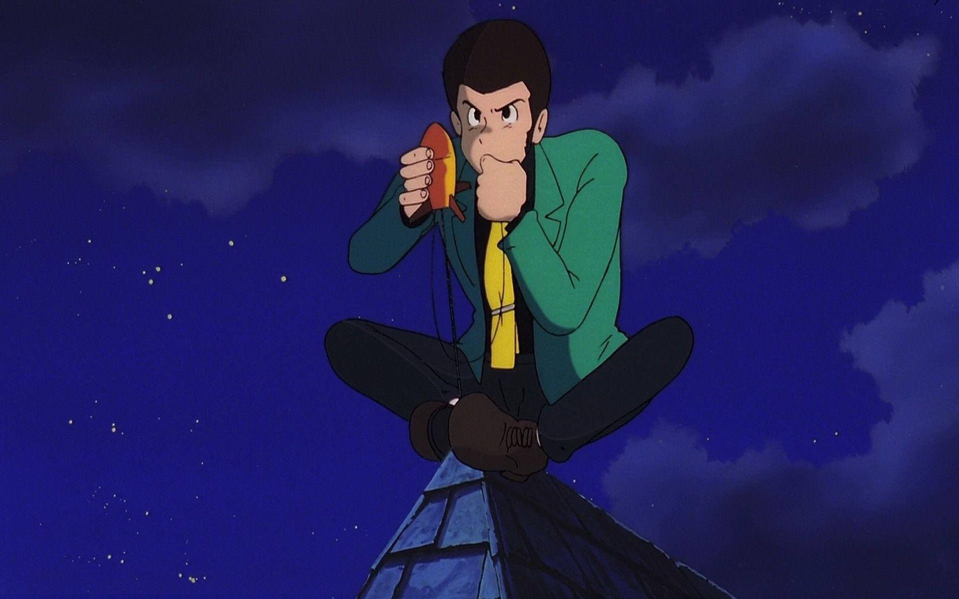 Lupin 桌布 壁紙 — 一個堅定的動畫偵探在夜晚坐在屋頂上，手持電話貼著耳朵，背景是星空。