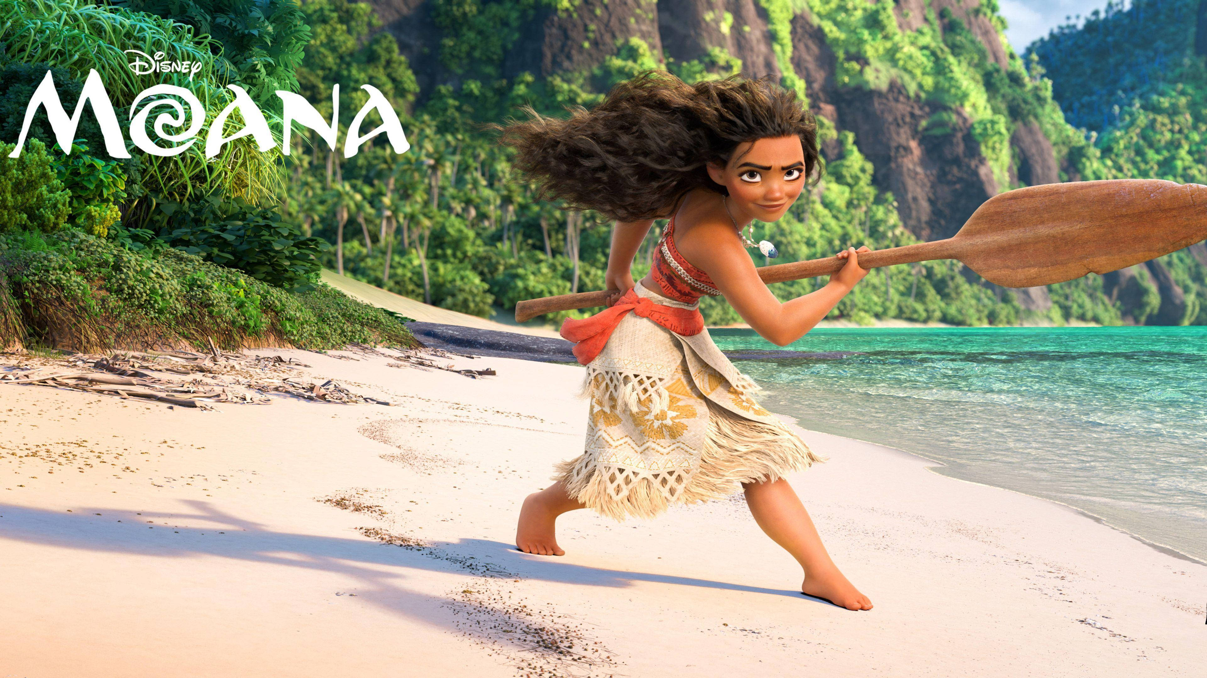 Moana 桌布 壁紙 — 一個堅定的動畫女孩，飄逸的深色頭髮，赤腳在沙灘上奔跑，手持木槳，靠近碧綠的海水。