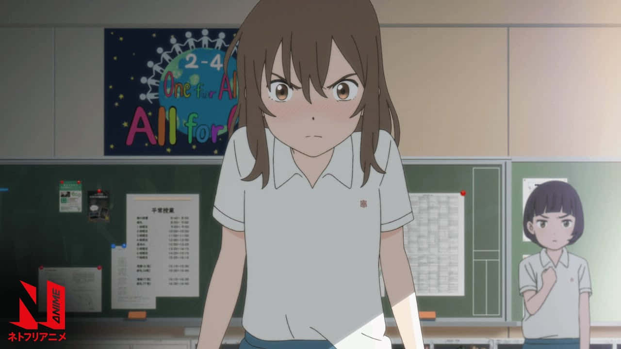 A Whisker Away 桌布 壁紙 — 一個堅定的動畫女學生穿著校服站在教室裡，背景有另一個學生。