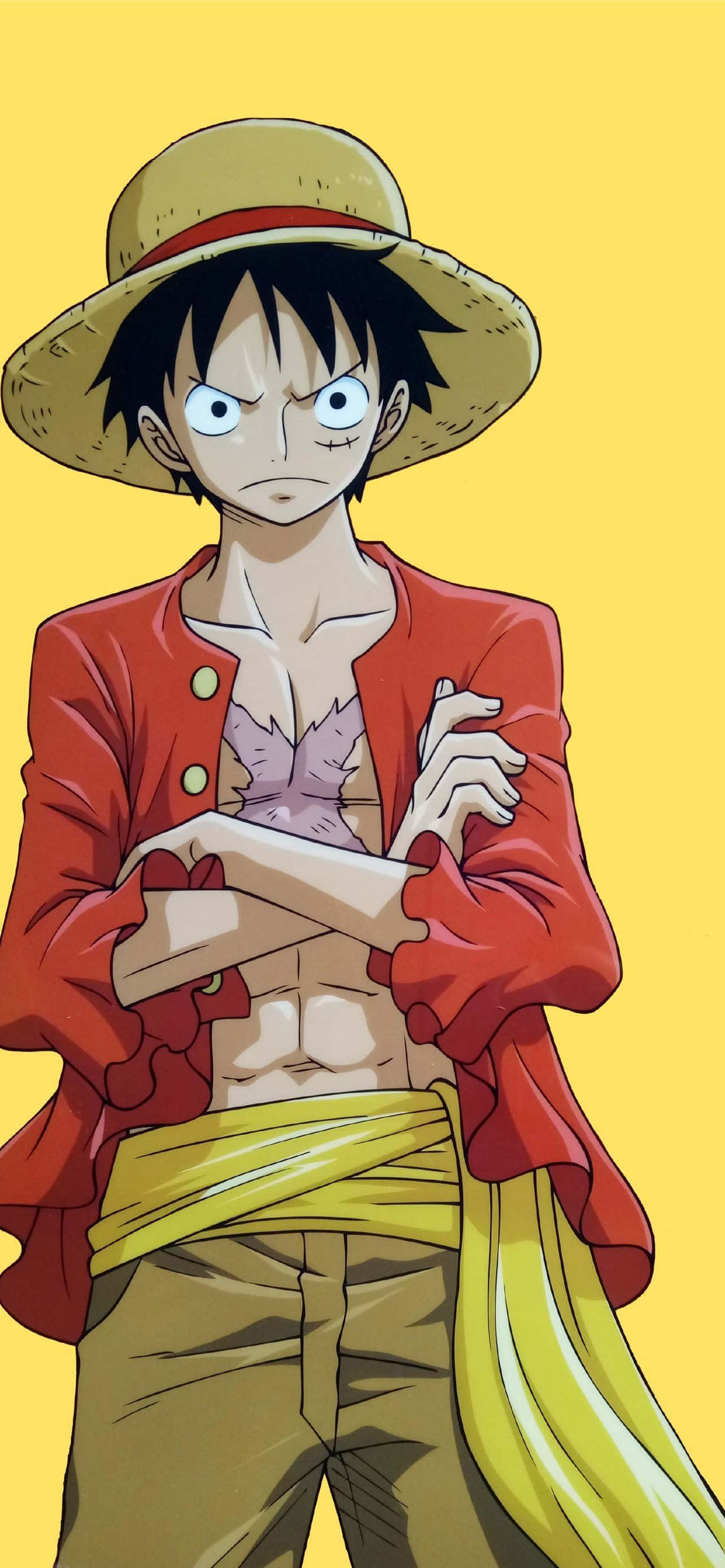 Luffy 桌布 壁紙 — 一個堅定的動畫海盜，戴著草帽和紅色外套，站在純黃色背景前。