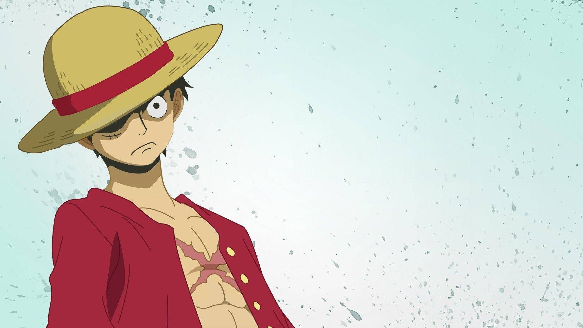 Luffy 桌布 壁紙 — 一個堅定的動畫海盜，戴著草帽和紅色外套，站在有斑點的淺藍色背景前。