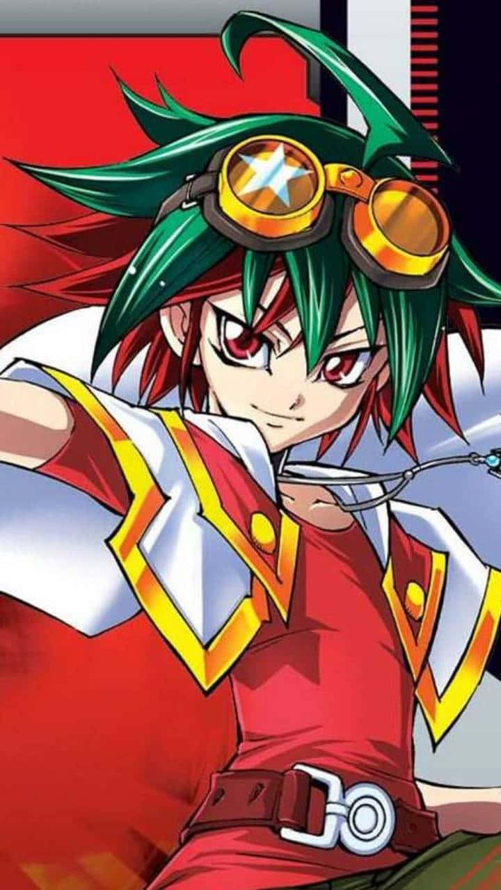 Yuya Sakaki 桌布 壁紙 — 一個堅定的動畫男孩，擁有尖刺的綠色和紅色頭髮以及護目鏡，穿著大膽的紅色和黃色服裝向前凝視。