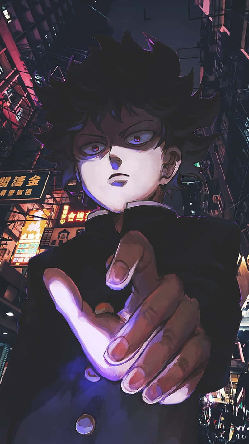動漫 桌布 壁紙 — 一個堅定的動畫男孩，擁有發光的紫色眼睛，在夜晚霓虹燈照亮的城市小巷中向前指。