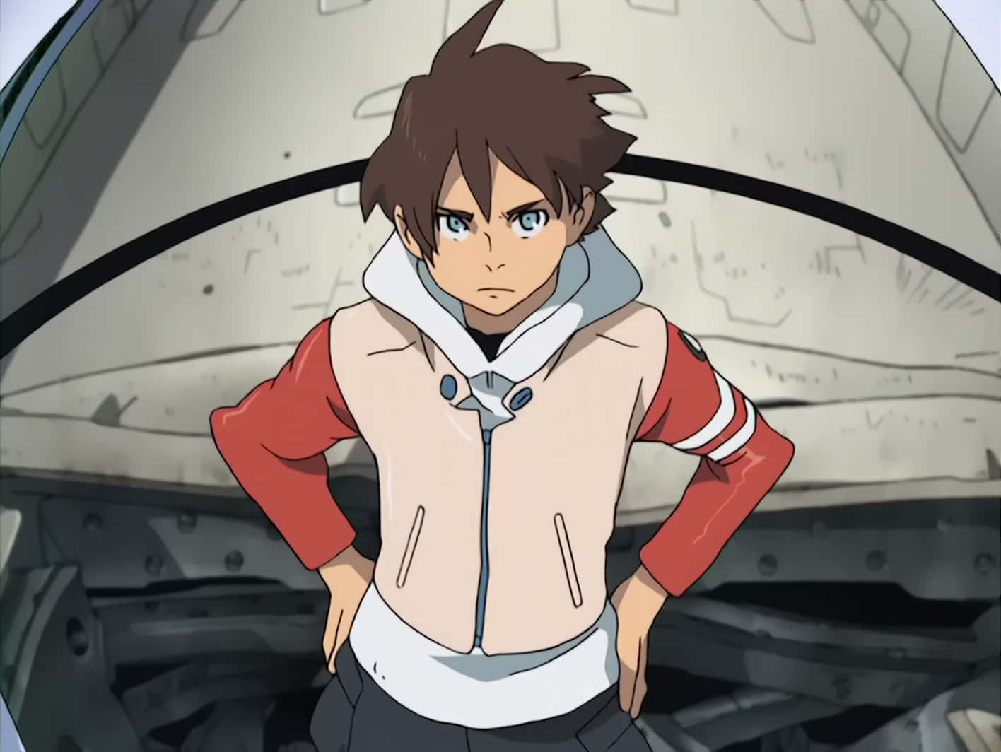Eureka Seven 桌布 壁紙 — 一個堅定的動畫男孩，藍眼睛、棕色頭髮，自信地站在未來主義的駕駛艙中，穿著紅色和米色的連帽衫。