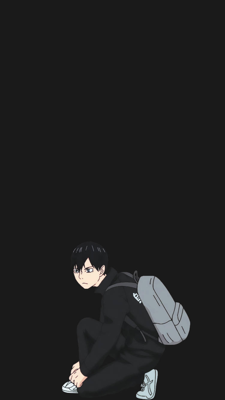 動畫角色身穿黑色運動服，背著灰色背包，蹲在黑色背景前。 — 動漫男孩暗黑 壁紙