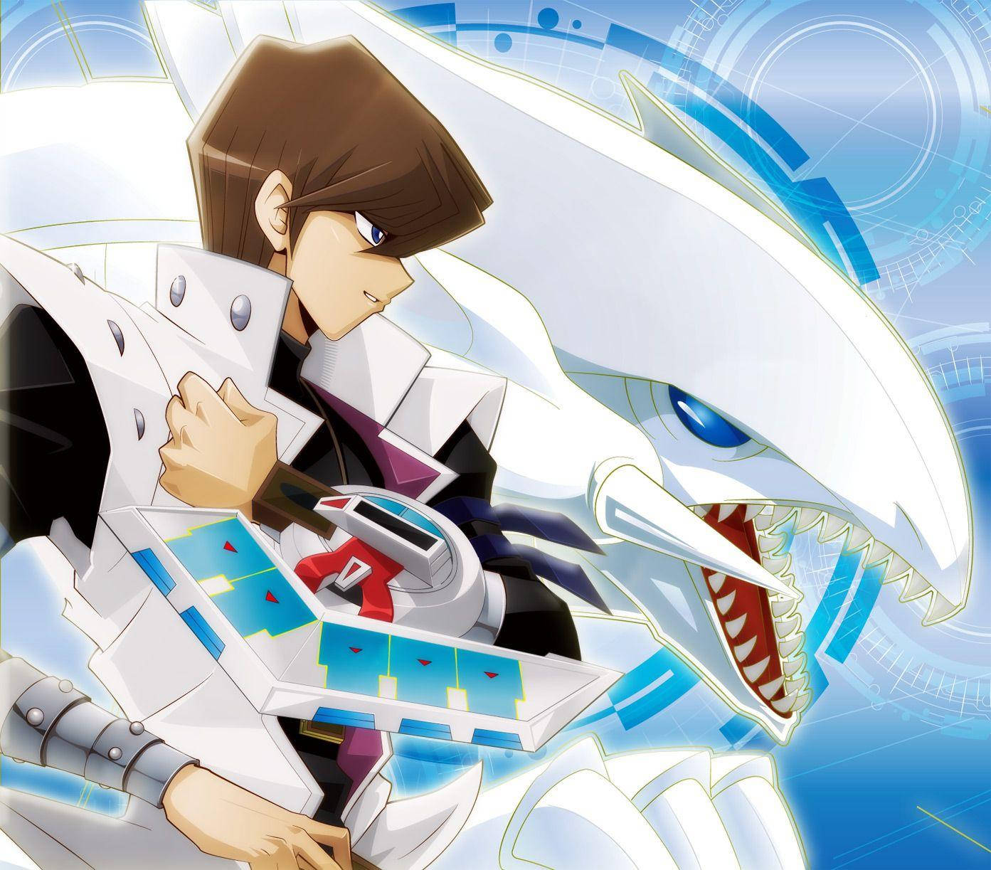 kaiba 桌布 壁紙 — 一個堅定的動畫男孩穿著白色盔甲，在發光的藍色科技背景前，與咆哮的白龍一起揮舞決鬥盤。