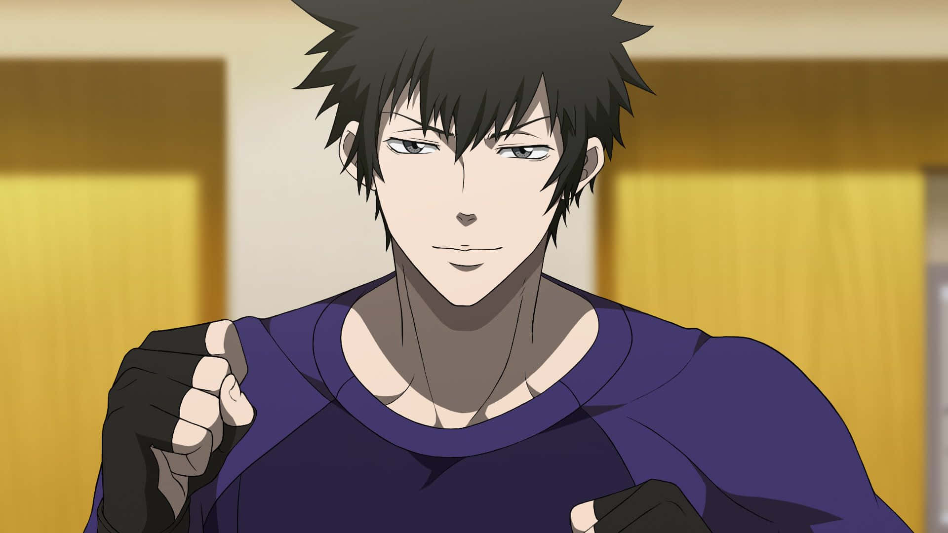 Shinya Kogami 桌布 壁紙 — 一個堅定的動畫男性，擁有刺狀黑髮和銳利的眼神，在溫暖照明的室內環境中向前指著。