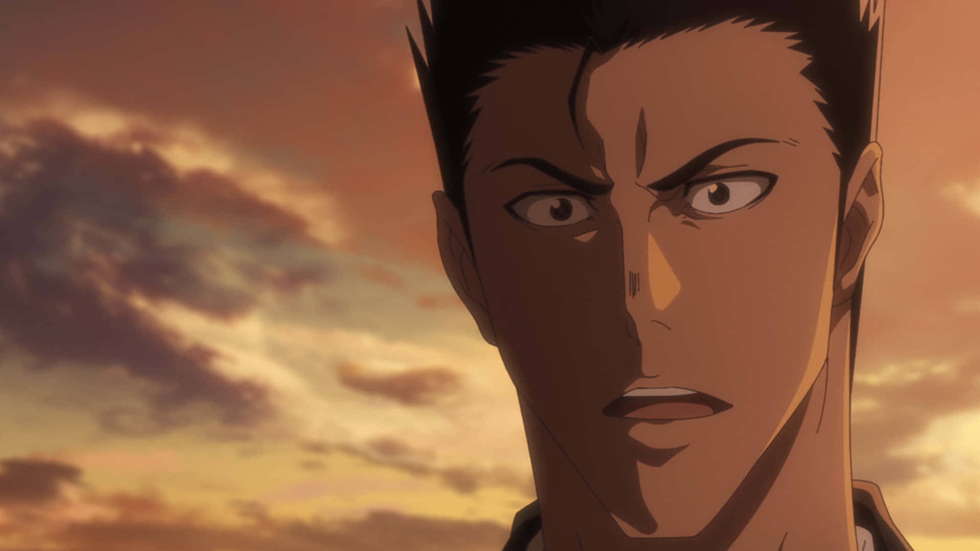 Isshin Kurosaki 桌布 壁紙 — 一個堅定的動畫男性角色在戲劇性的日落天空下，帶著溫暖的橙色和紫色雲彩，凝視著強烈的目光。