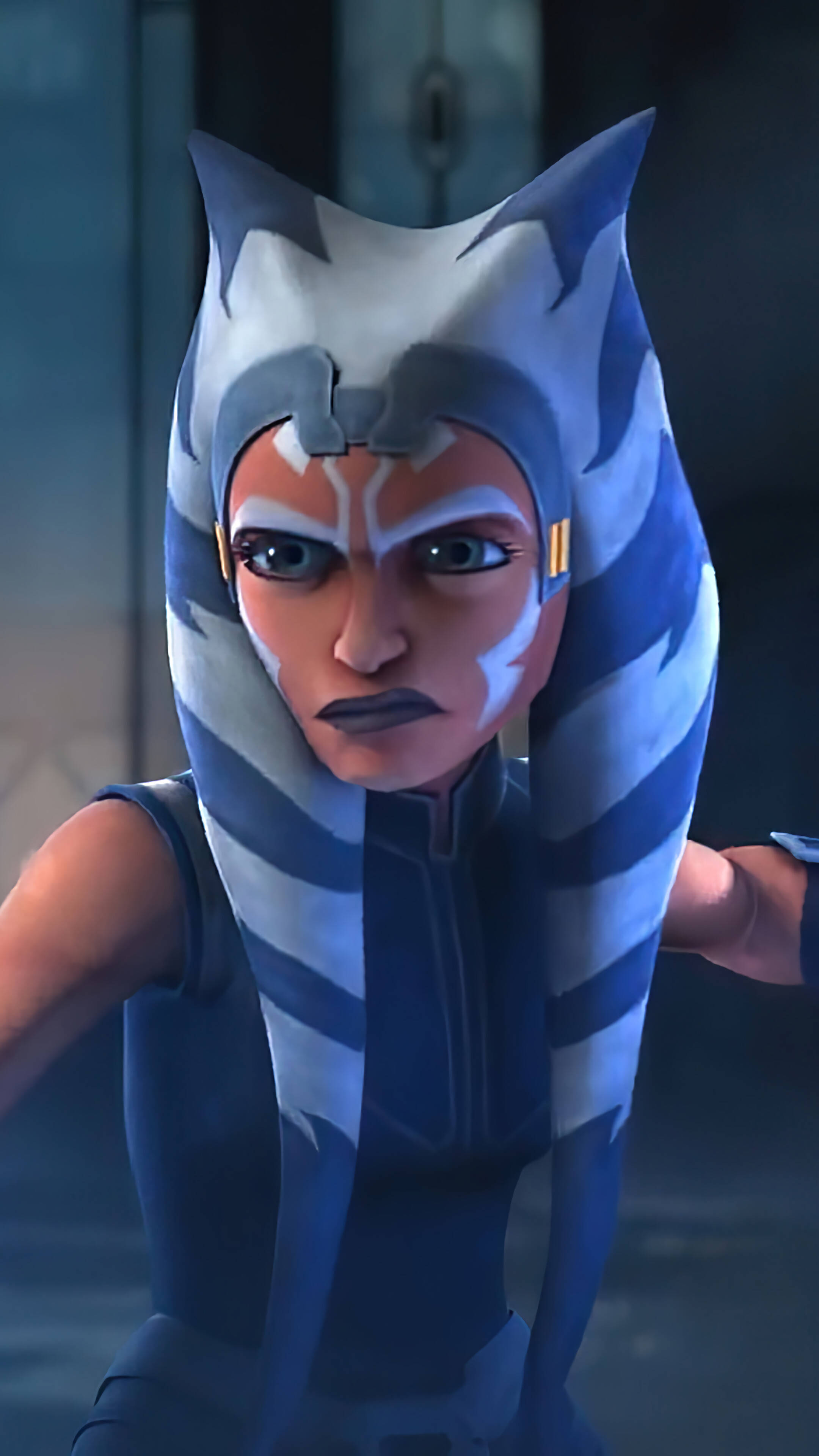 Ahsoka Tano 桌布 壁紙 — 一個堅定的動畫絕地武士，戴著藍白條紋頭巾，在昏暗的環境中專注地向前凝視。