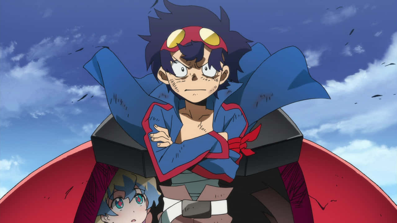 Gurren Lagann Simon 桌布 壁紙 — 一個堅定的動畫英雄，身穿藍紅斗篷，站在紅色車輛上，背景是明亮的藍天和散落的雲朵。