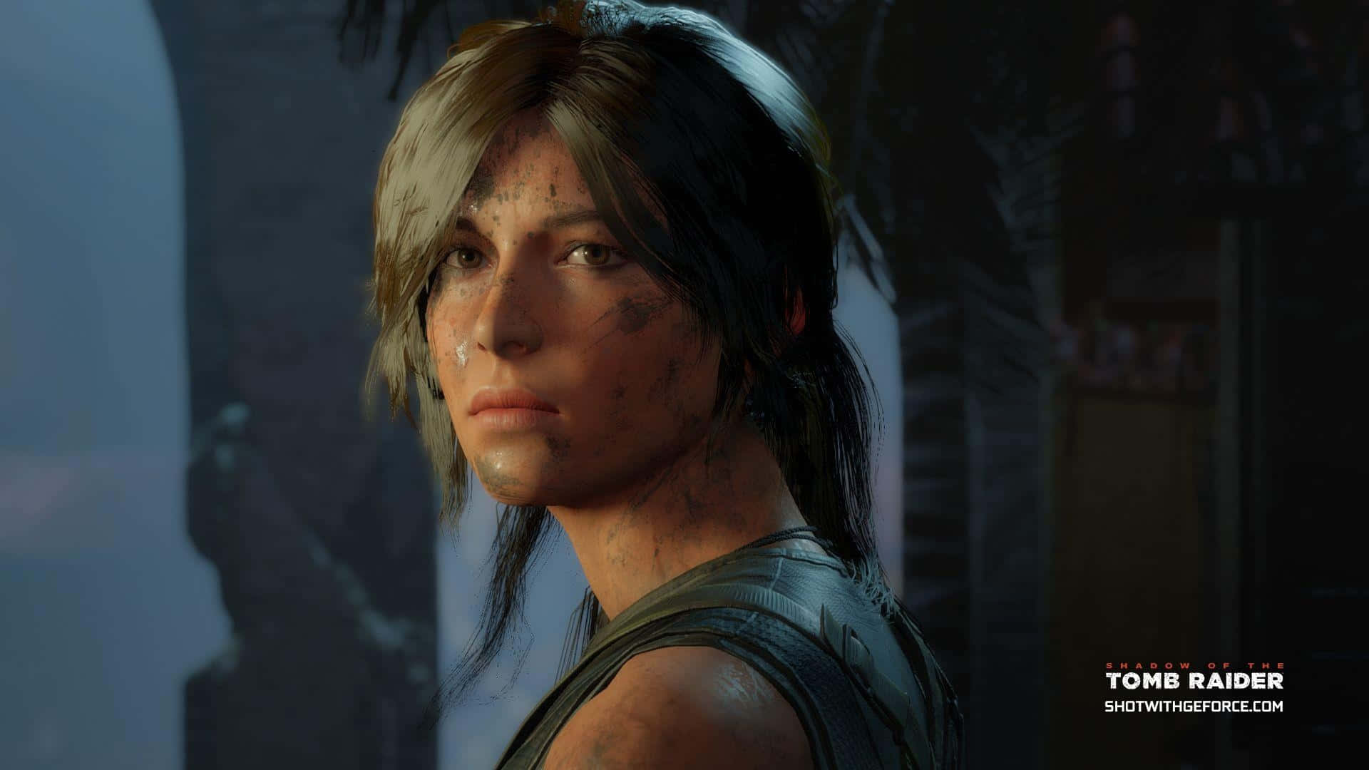 1080p Shadow Of The Tomb Raider 桌布 壁紙 — 一個堅定的女性冒險家的粗獷特寫，臉上沾滿污垢，頭髮凌亂，身處燈光昏暗的叢林環境。