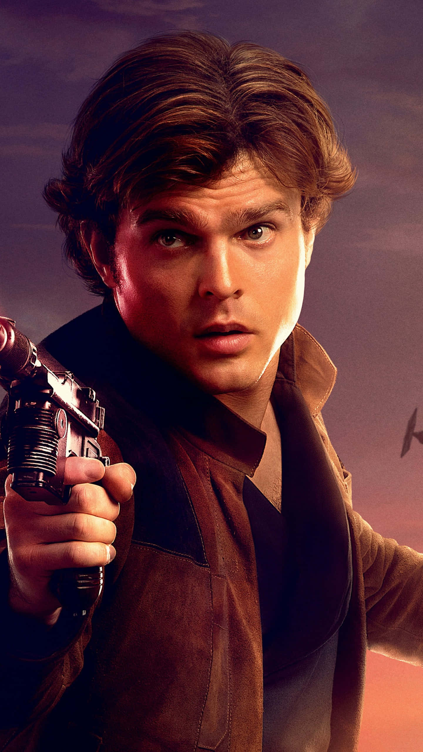 Solo A Star Wars Story 桌布 壁紙 — 一個堅定的年輕棕髮男子在暮色天空下拿著爆能槍，遠處有一架星際戰鬥機。