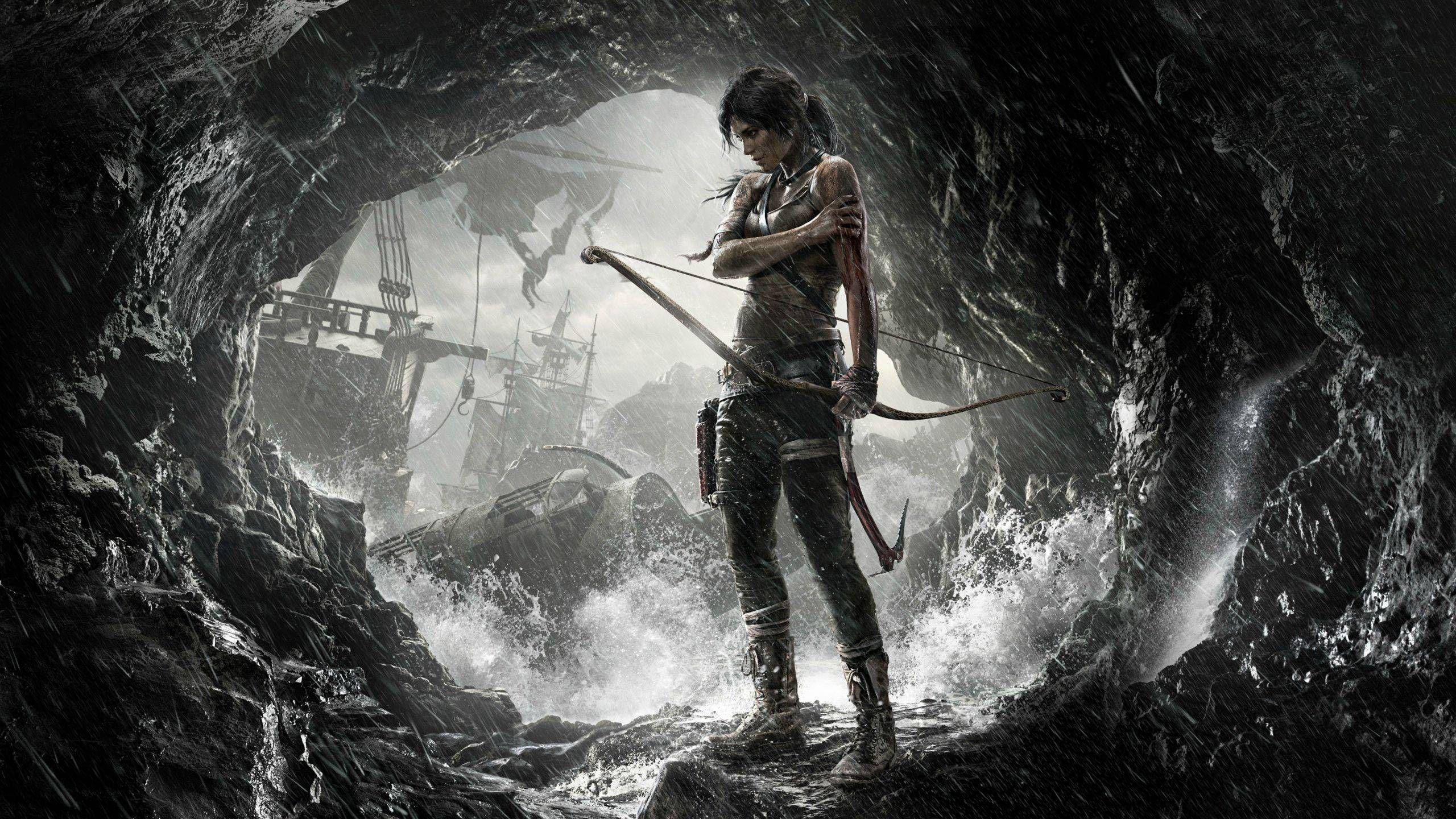 Tomb Raider Game 桌布 壁紙 — 一個堅定的探險家站在風暴中的洞穴入口，手持弓箭，身後一艘沉船正衝破海浪。