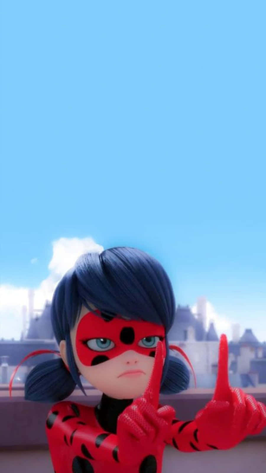 瓢蟲超級英雄在藍天和城市建築背景下，雙手指向上方。 — 瓢蟲少女 GIF 壁紙