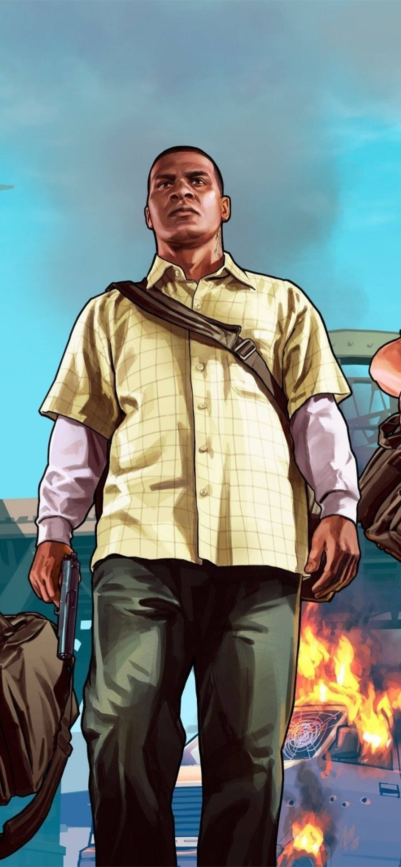 gta iPhone 桌布 壁紙 — 一個堅定的男人穿著黃色襯衫，在晴朗的藍天下站在燃燒的殘骸中手持槍支。