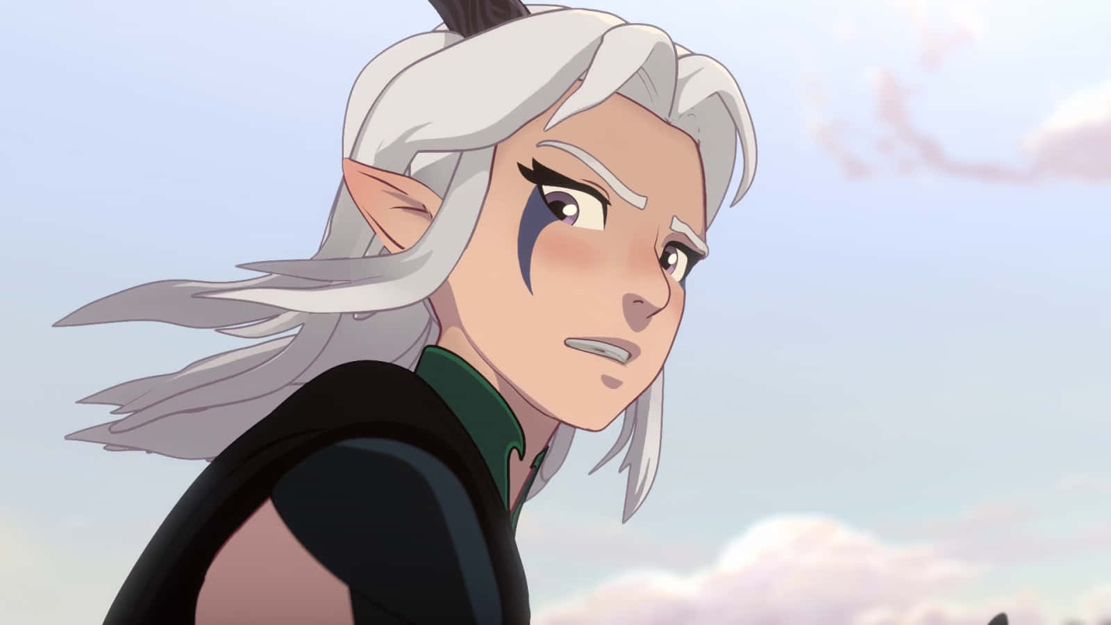 The Dragon Prince 桌布 壁紙 — 一個堅定的精靈，白髮藍眼標記，在柔和天空背景下向前凝視。