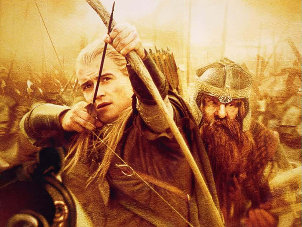 legolas 桌布 壁紙 — 一個堅定的精靈弓箭手瞄準他的弓，而一個鬍鬚矮人站在他旁邊，在金色的戰鬥場景中。
