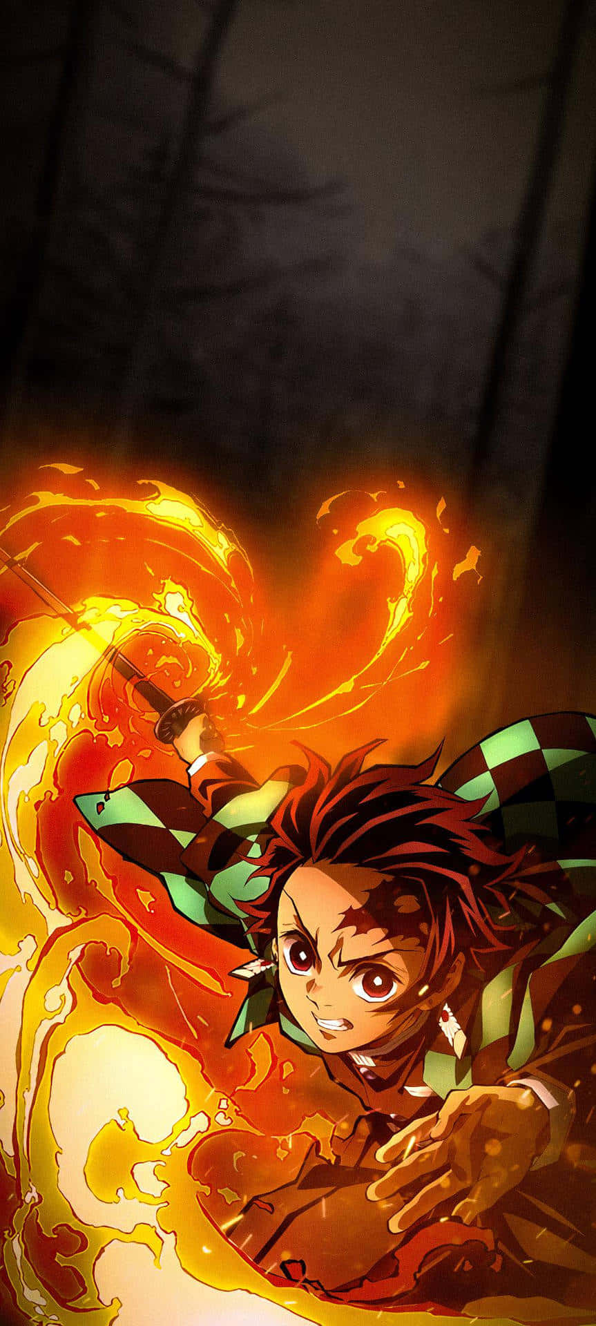 桌布 壁紙 — 一個堅定的紅髮動漫男孩在黑暗森林背景下揮舞著劍，周圍環繞著旋轉的橙色火焰。