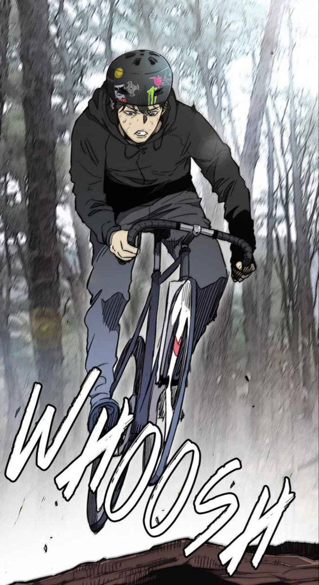 Wind 桌布 壁紙 — 一個堅定的自行車手，戴著黑色頭盔和連帽衫，騎著登山自行車穿過迷霧森林，帶有動態的嗖嗖效果。