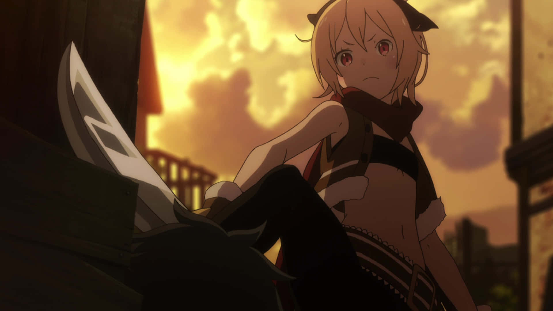 Re Zero Felt 桌布 壁紙 — 一個堅定的貓耳動漫女孩在質樸的城市小巷中，握著劍，背景是溫暖的日落天空。