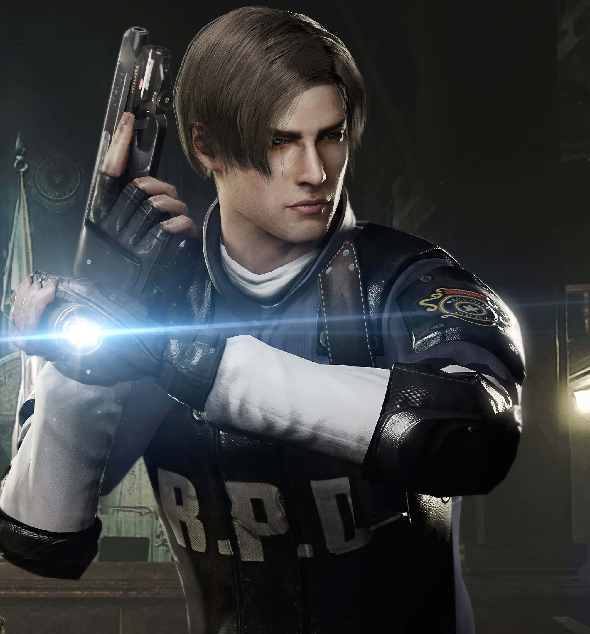 Resident Evil iPhone 桌布 壁紙 — 一個堅定的里昂·S·甘迺迪穿著R.P.D.制服，在昏暗的房間裡拿著發光的手電筒和手槍。