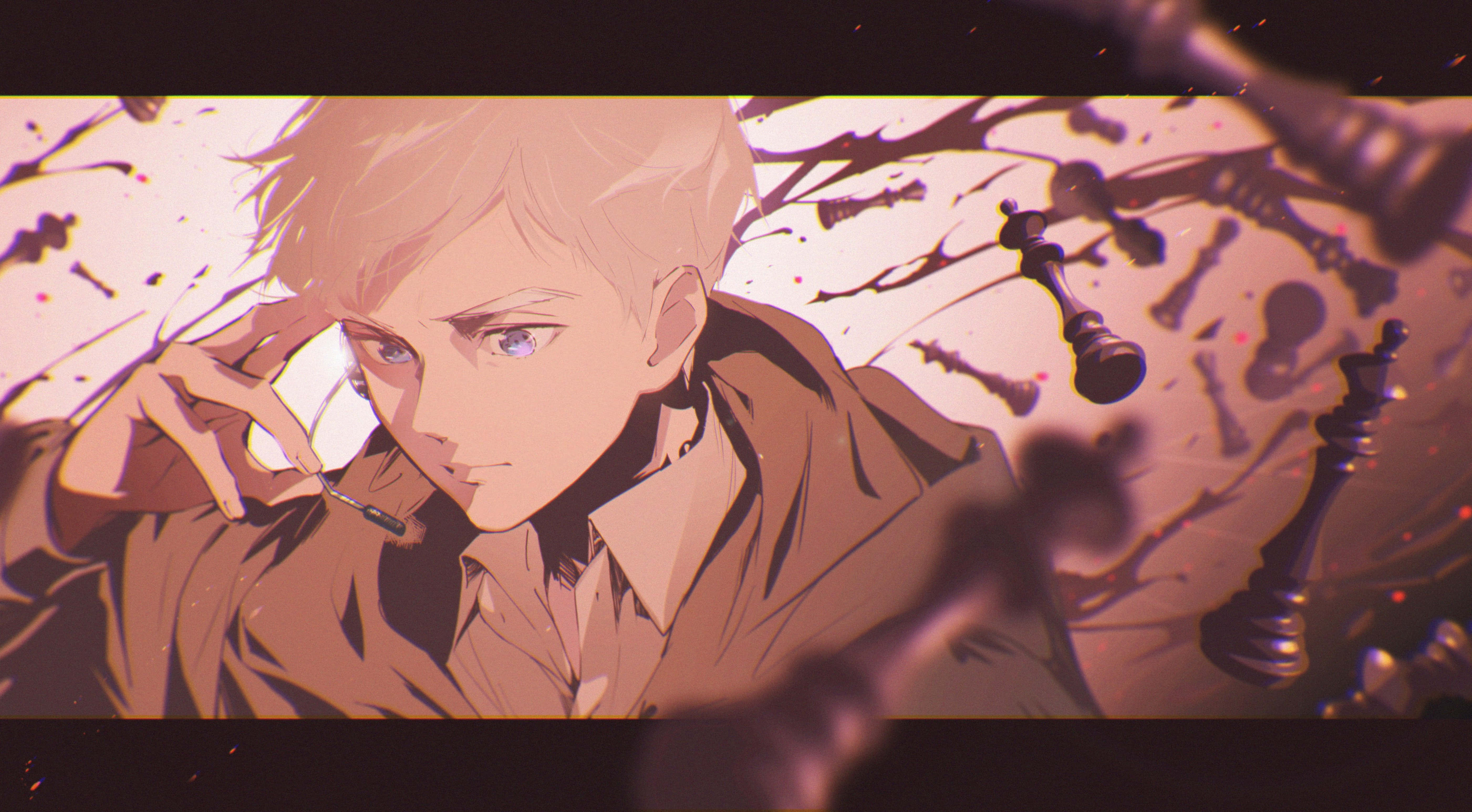 The Promised Neverland Norman 桌布 壁紙 — 一個堅定的金髮動漫男孩在溫暖的粉紅色和棕色調中，於漂浮的棋子之間手持一枚棋子。