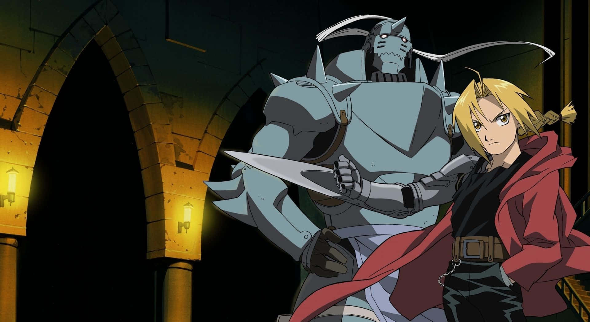 Fullmetal Alchemist 桌布 壁紙 — 一個堅定的金髮動漫男孩穿著紅色外套，站在一個光線昏暗的石頭走廊中，旁邊是一個高聳的裝甲自動機。