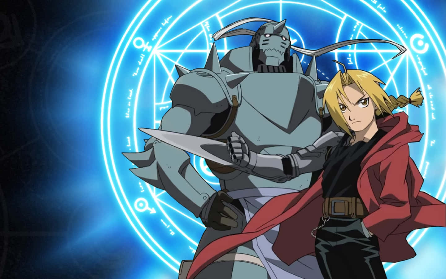 Alphonse Elric 桌布 壁紙 — 一個堅定的金髮動漫男孩穿著紅色外套，站在他裝甲自動鎧同伴旁邊，背景是發光的藍色煉金術圓陣。
