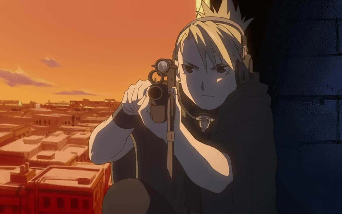 Riza Hawkeye 桌布 壁紙 — 一個堅定的金髮動漫角色在日落時分從屋頂上用瞄準鏡步槍瞄準城市景觀。