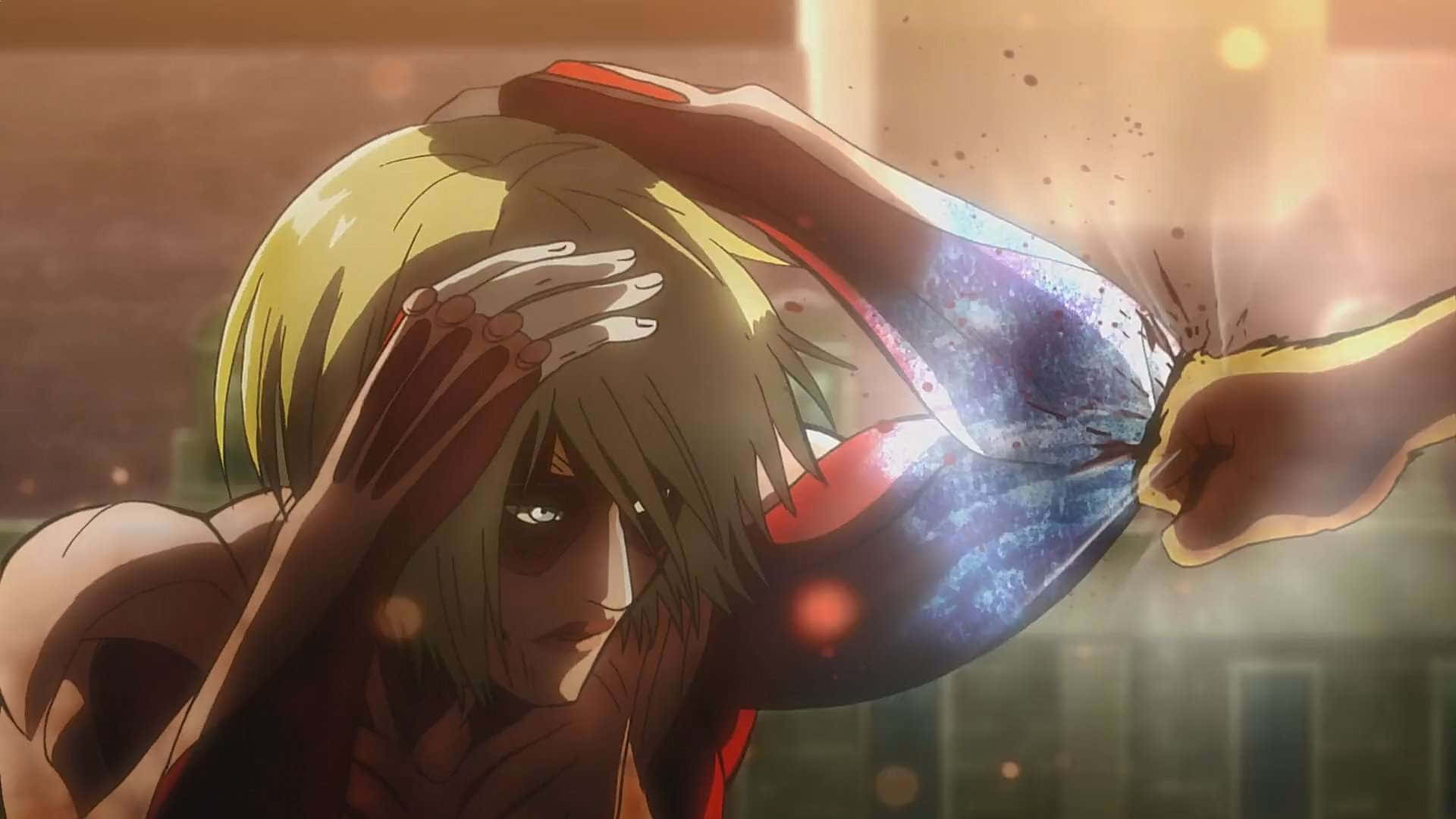 Female Titan 桌布 壁紙 — 一個堅定的金髮動漫角色抓著自己的頭，身後一隻發光的藍色巨人手臂劃破空氣。