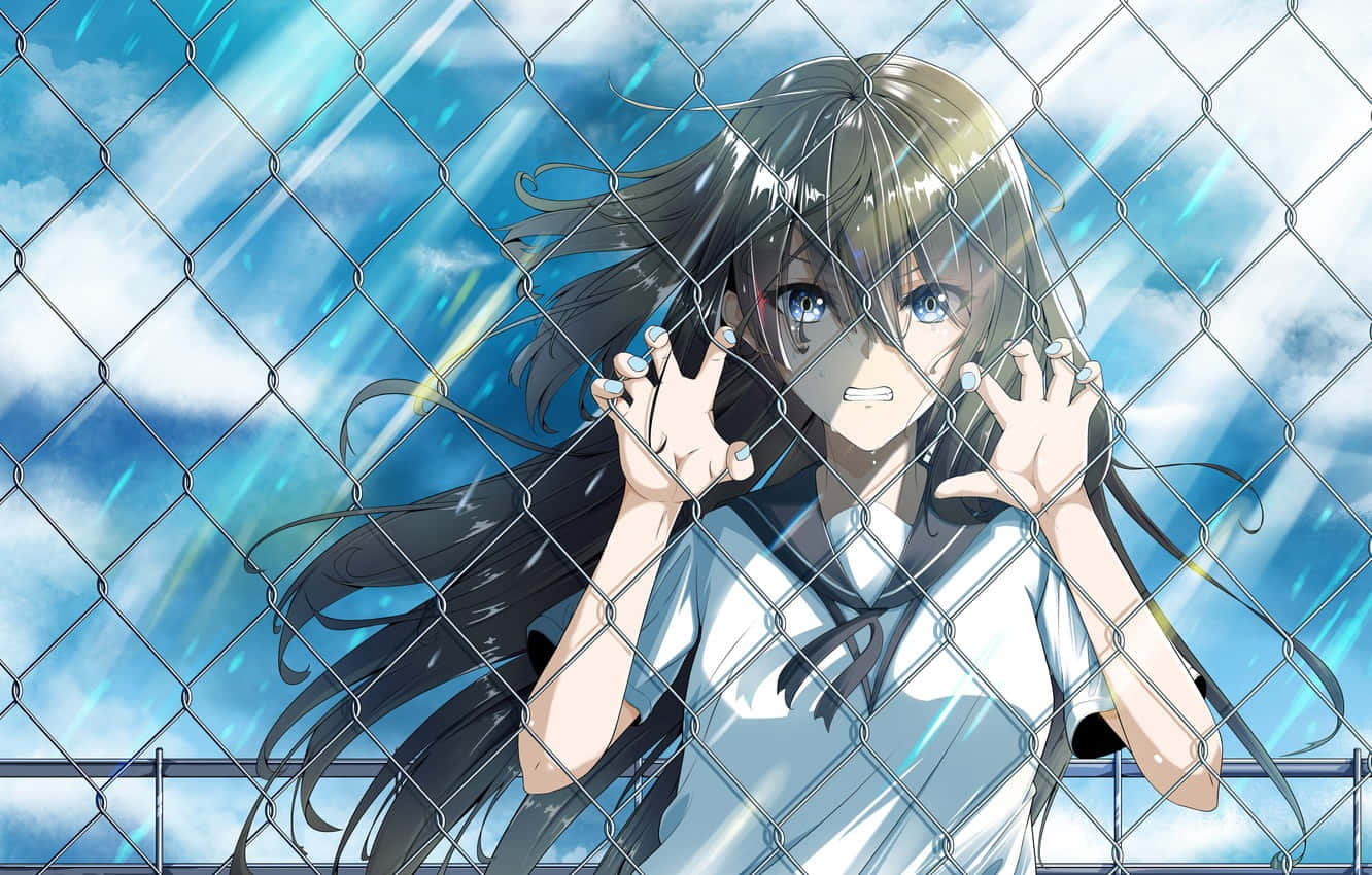 High School Fleet 桌布 壁紙 — 一個堅定的長黑髮動漫女孩，在帶有光線條紋的明亮藍天下，將雙手壓在鐵絲網圍欄上。