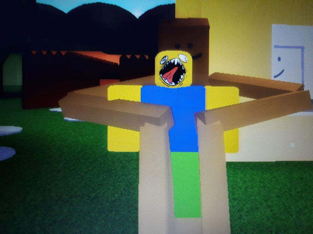 Roblox Noob 桌布 壁紙 — 一個塊狀黃色角色，臉上露出尖叫的表情，站在像素化的庭院中，背景有一扇微笑的門和黑暗的山丘。