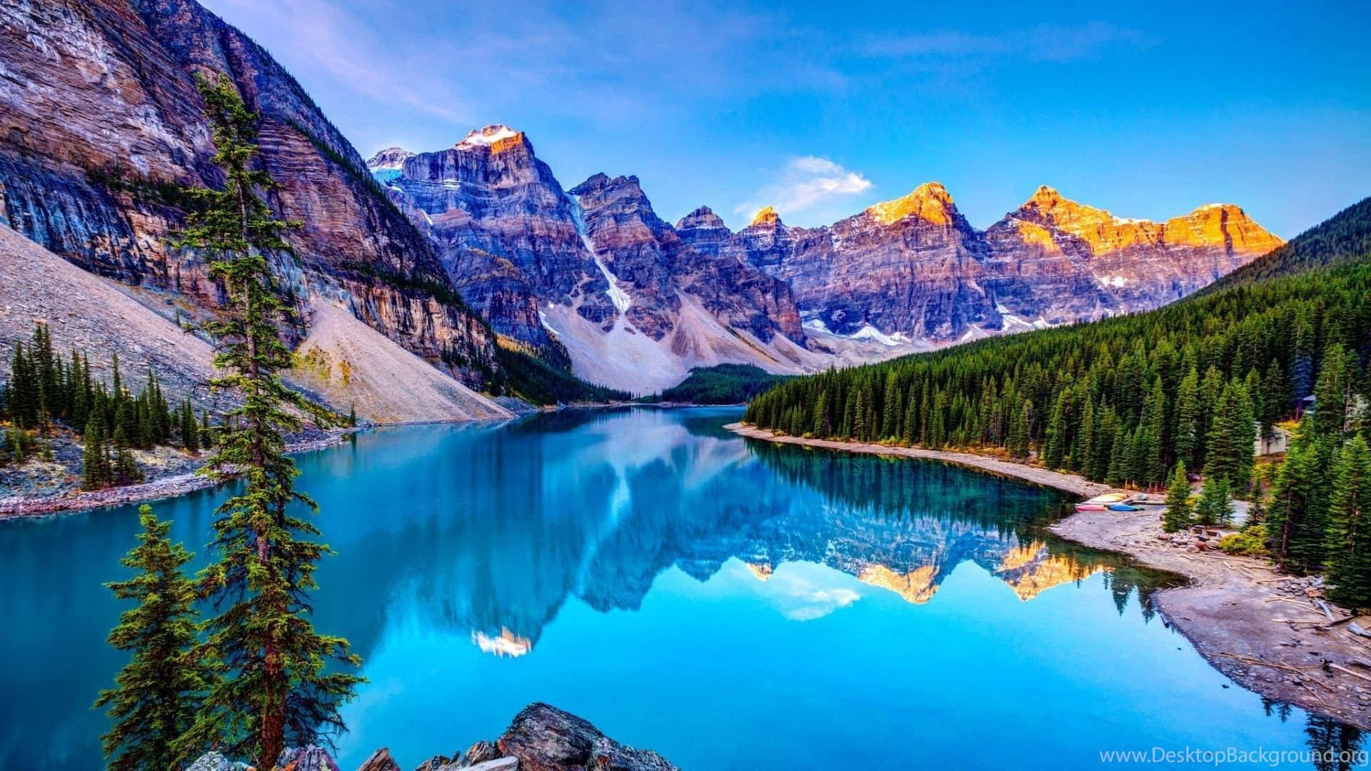 Mountain Range 桌布 壁紙 — 一個壯麗的山湖在晴朗的日光下反射金色的山峰和藍天。