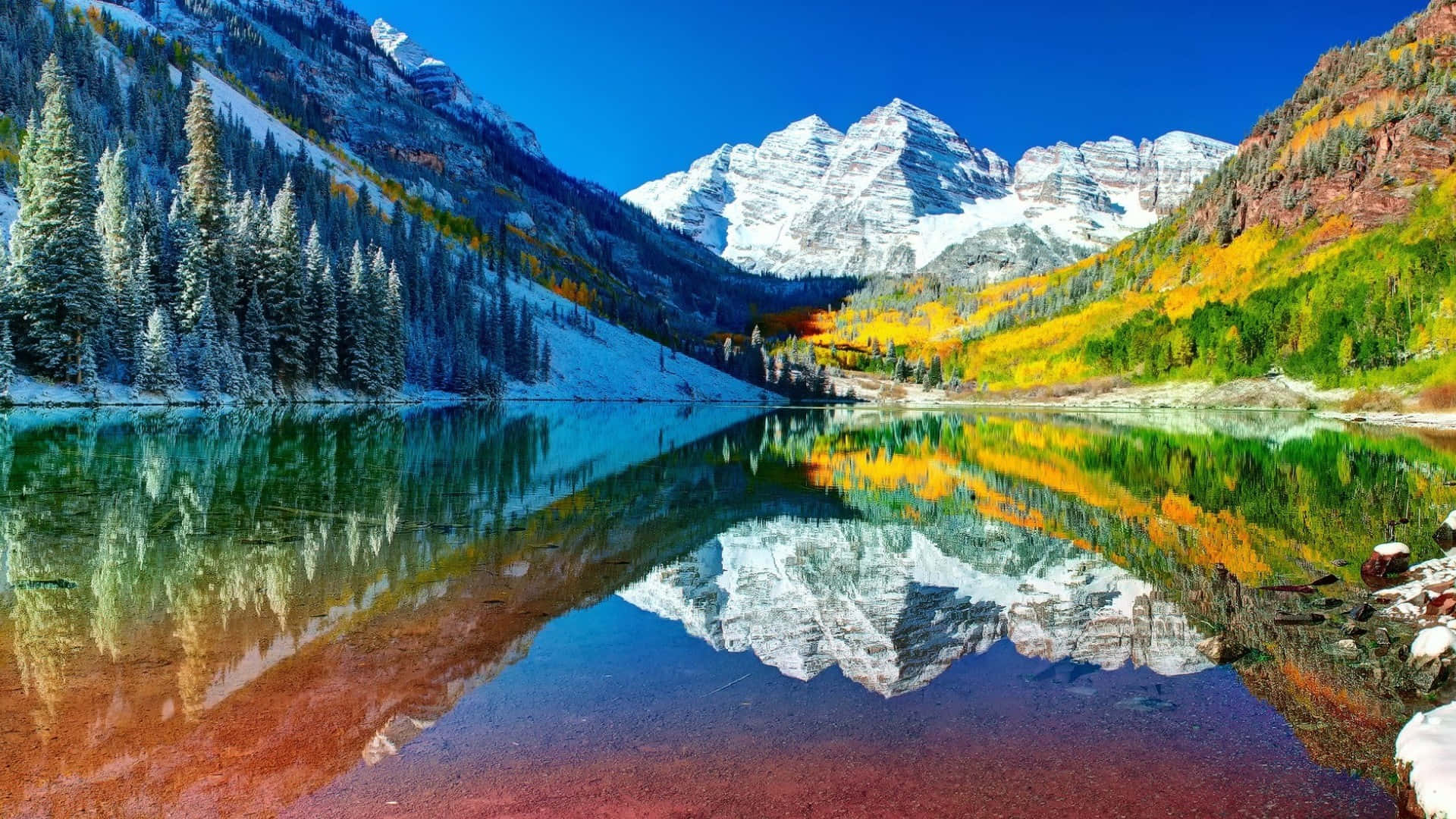 Aspen Colorado 桌布 壁紙 — 一個壯麗的山湖在清澈的藍天下映照著積雪的山峰和秋天的森林。
