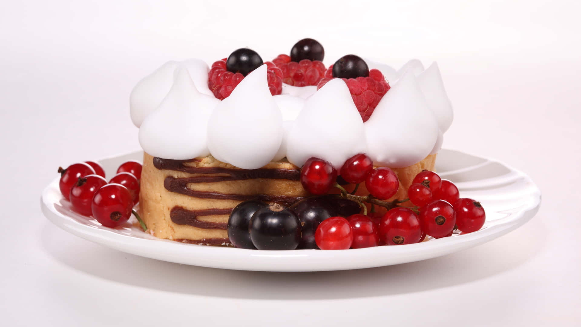 Cute Dessert 桌布 壁紙 — 一個多層蛋糕，淋上巧克力醬，上面放有鮮奶油和新鮮莓果，放在白色盤子上。