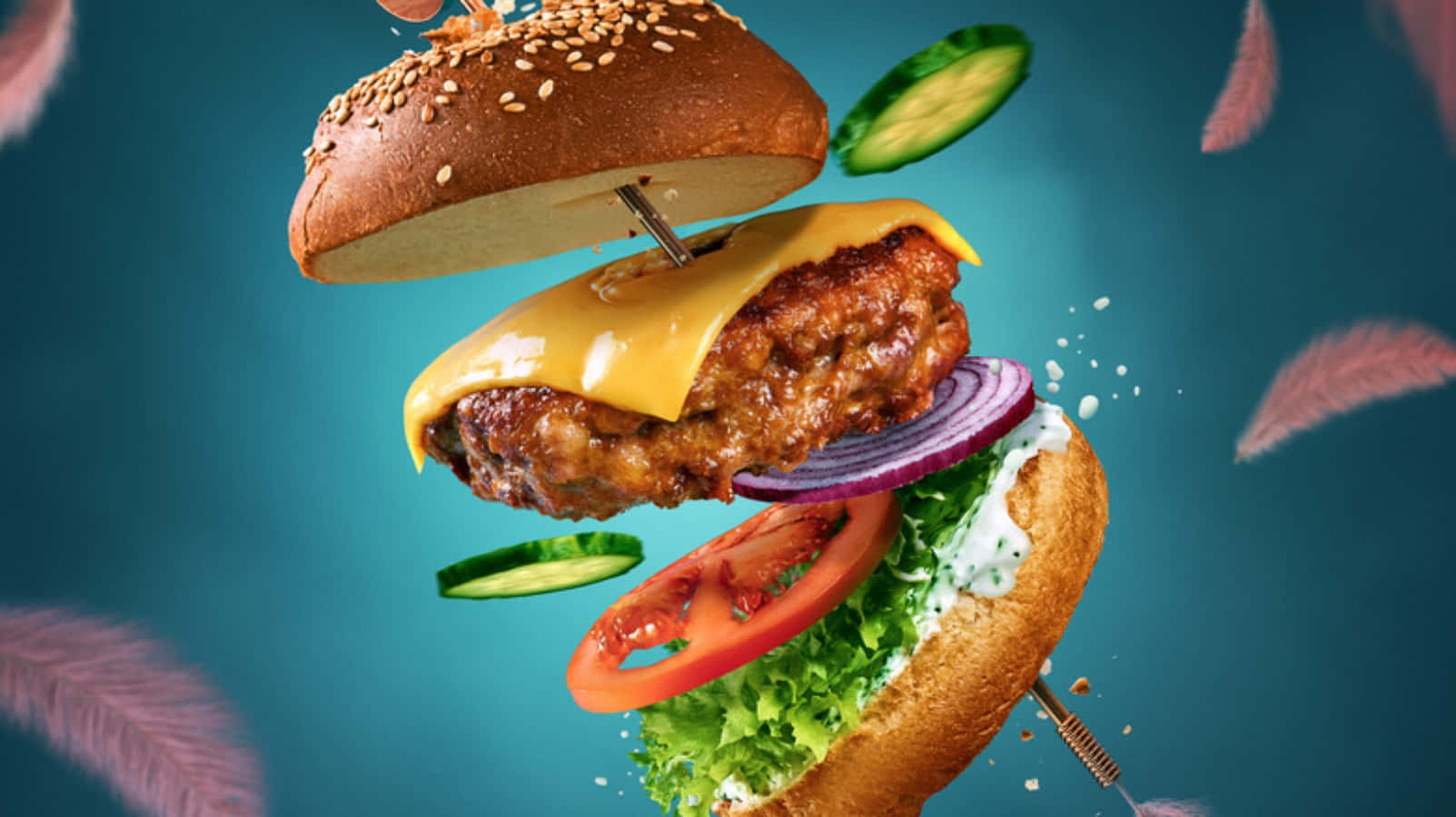 fast food 桌布 壁紙 — 一個多汁的漢堡，配上融化的起司和新鮮配料，在帶有粉紅色羽毛的藍綠色背景上半空漂浮。