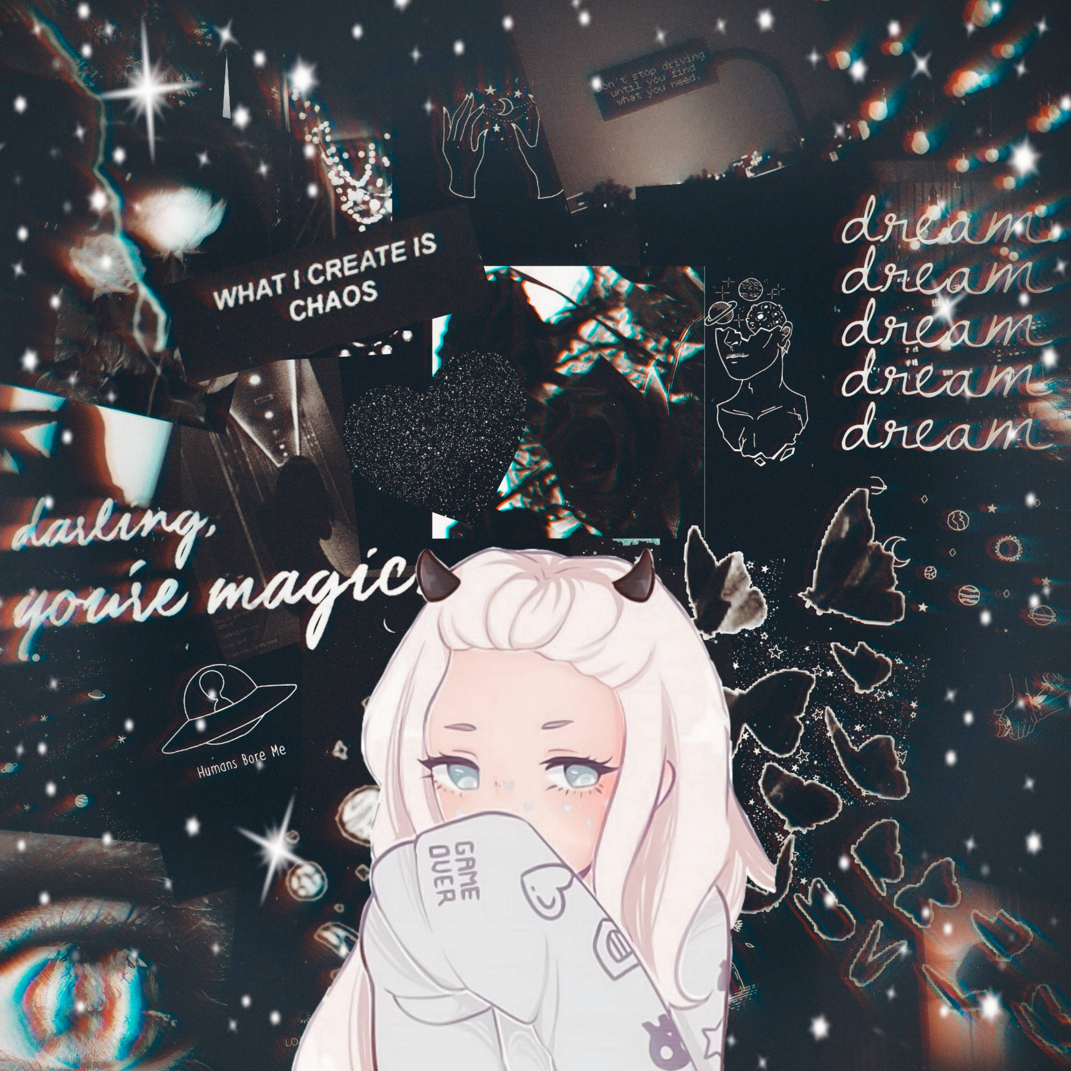 Anime Girl Aesthetic 桌布 壁紙 — 一個夢幻的白髮有角動漫女孩，在閃亮文字和宇宙元素的拼貼中，將臉藏在連帽衫裡。