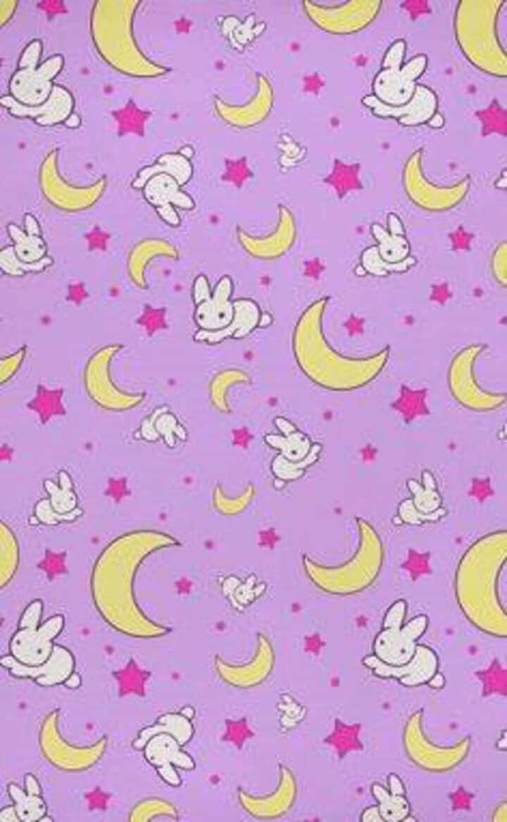 Sailor Moon Pattern 桌布 壁紙 — 一個夢幻的紫色壁紙圖案，表面散佈著白色兔子、黃色新月和粉紅色星星。
