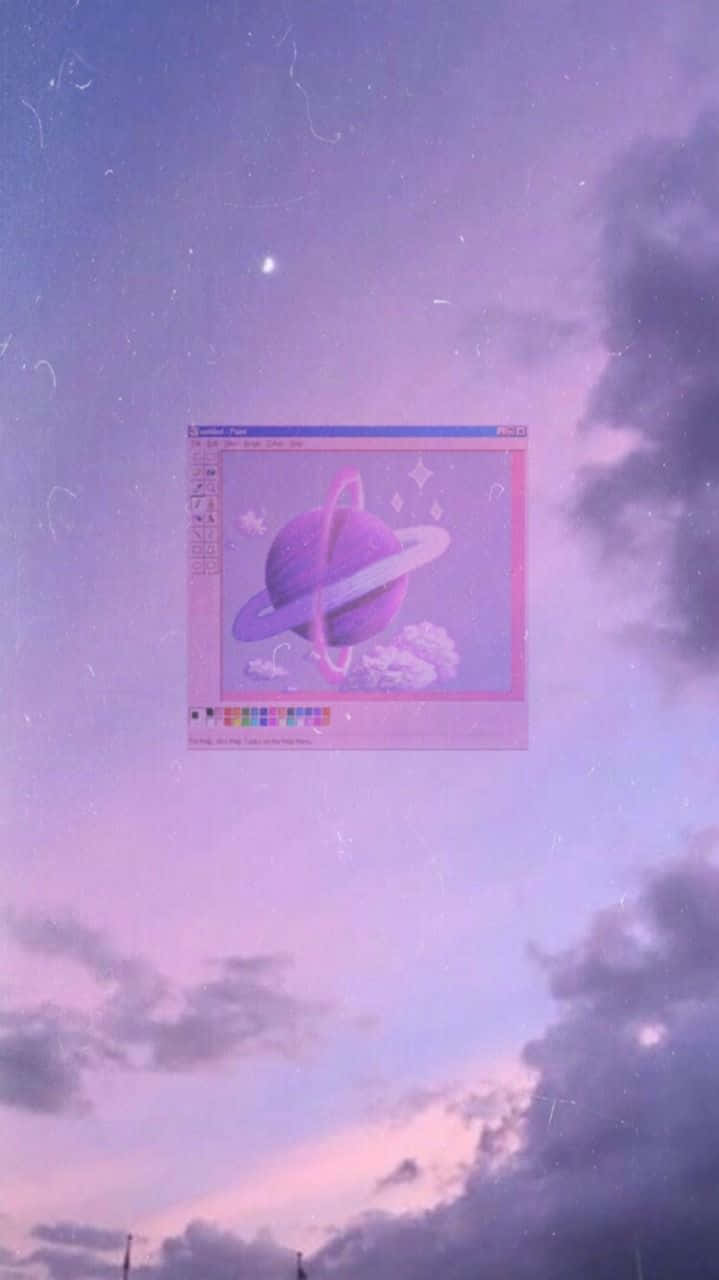 Aesthetic Purple 桌布 壁紙 — 一個夢幻的紫色行星帶有光環，漂浮在一個浮動的數位藝術視窗內，背景是粉彩色的暮色天空。