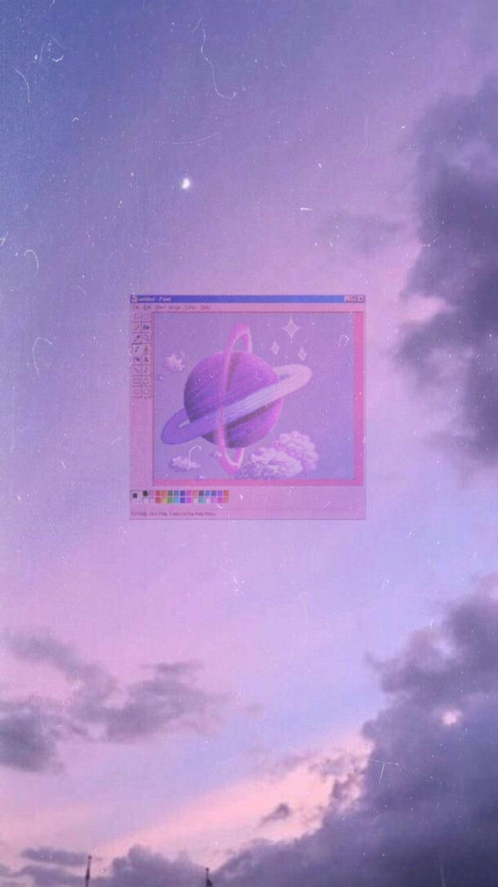 BTS 桌布 壁紙 — 一個夢幻的紫色行星帶有光環，漂浮在一個浮動的Photoshop視窗內，背景是暮色天空。
