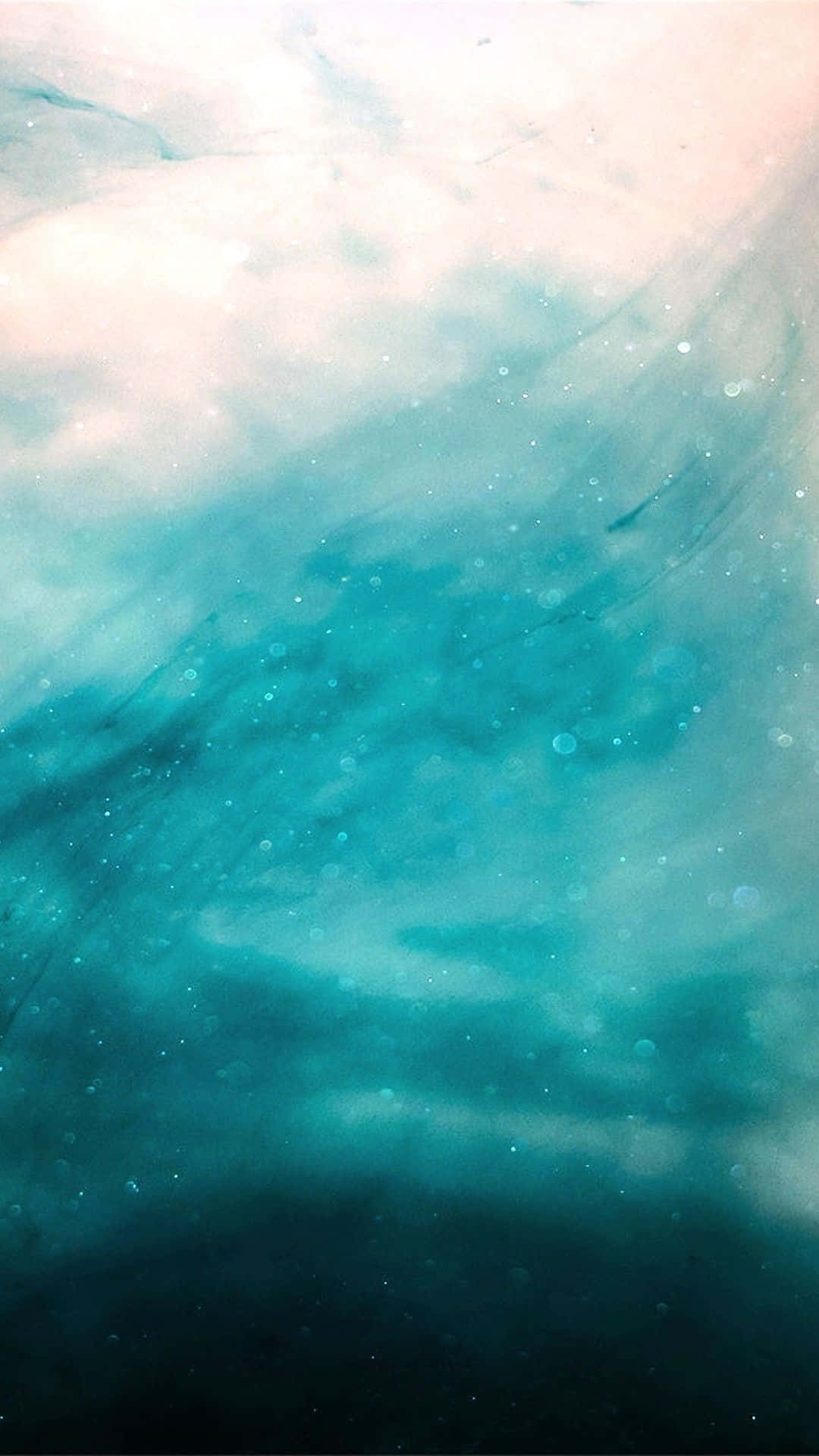 Cyan Aesthetic 桌布 壁紙 — 一個夢幻般的抽象漩渦，由青綠色和淡粉色組成，帶有類似水下或宇宙薄霧的浮動粒子。