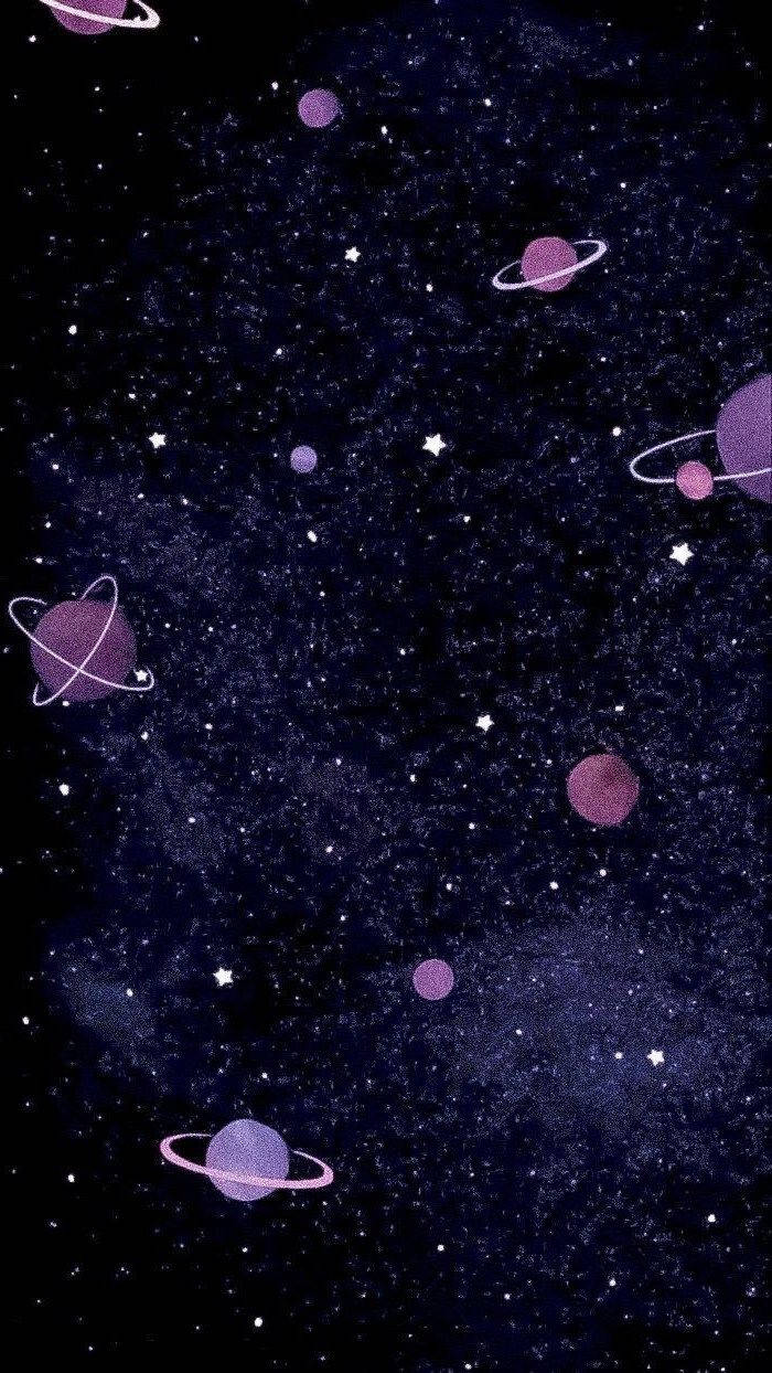 黑紫美學 桌布 壁紙 — 一個夢幻般的紫色星系，充滿了發光的星星和漂浮的環狀行星，背景是黑暗的宇宙。