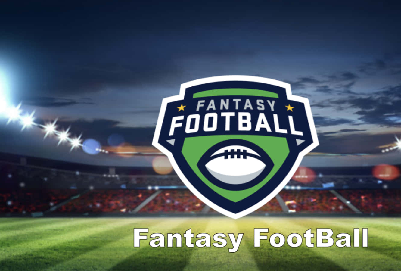 fantasy football 桌布 壁紙 — 一個夢幻足球標誌，位於黃昏天空下燈火通明的體育場中央，帶有發光的泛光燈。