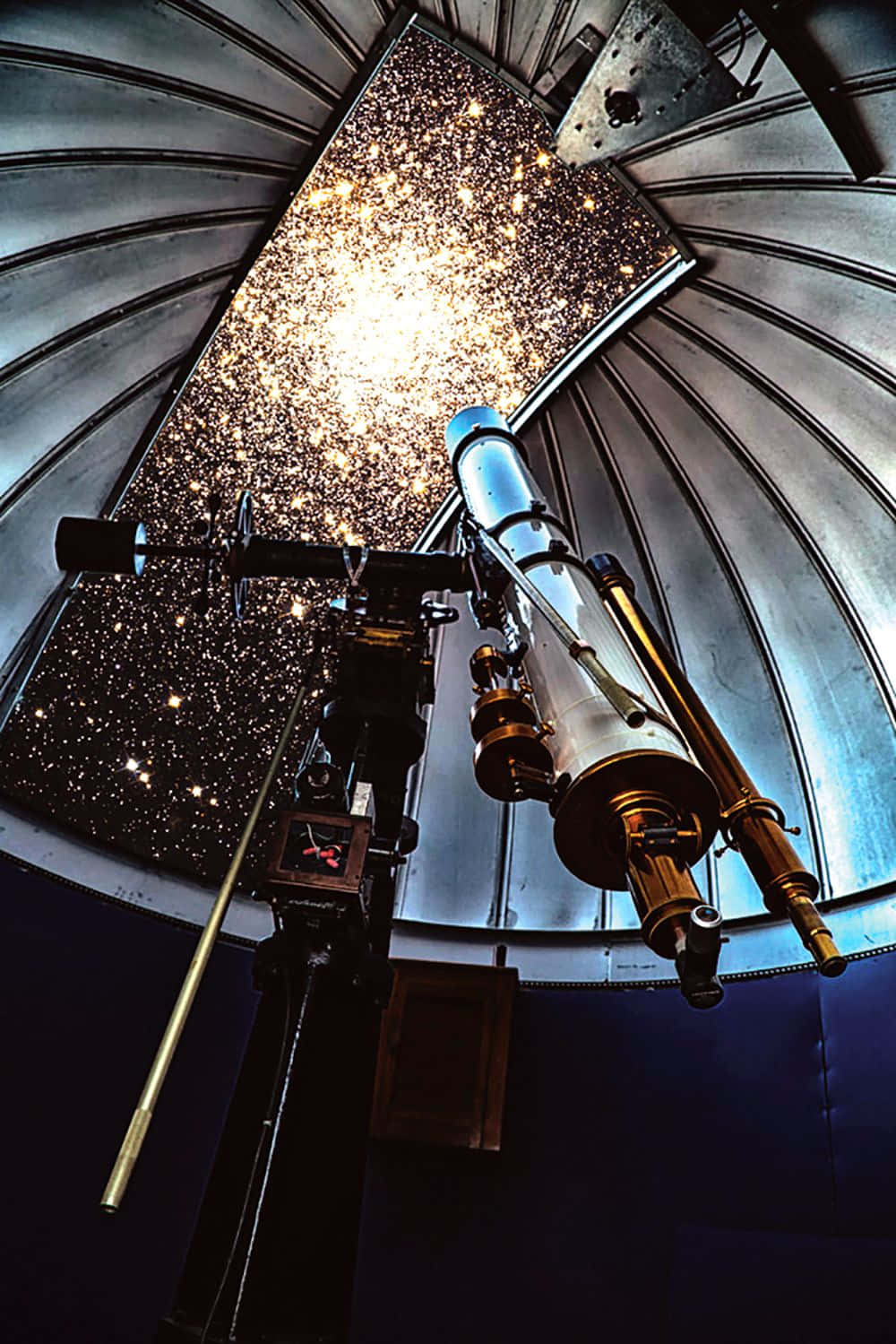 astronomy 桌布 壁紙 — 一個大型望遠鏡穿過圓頂天文台屋頂向上指向，露出耀眼的星場。