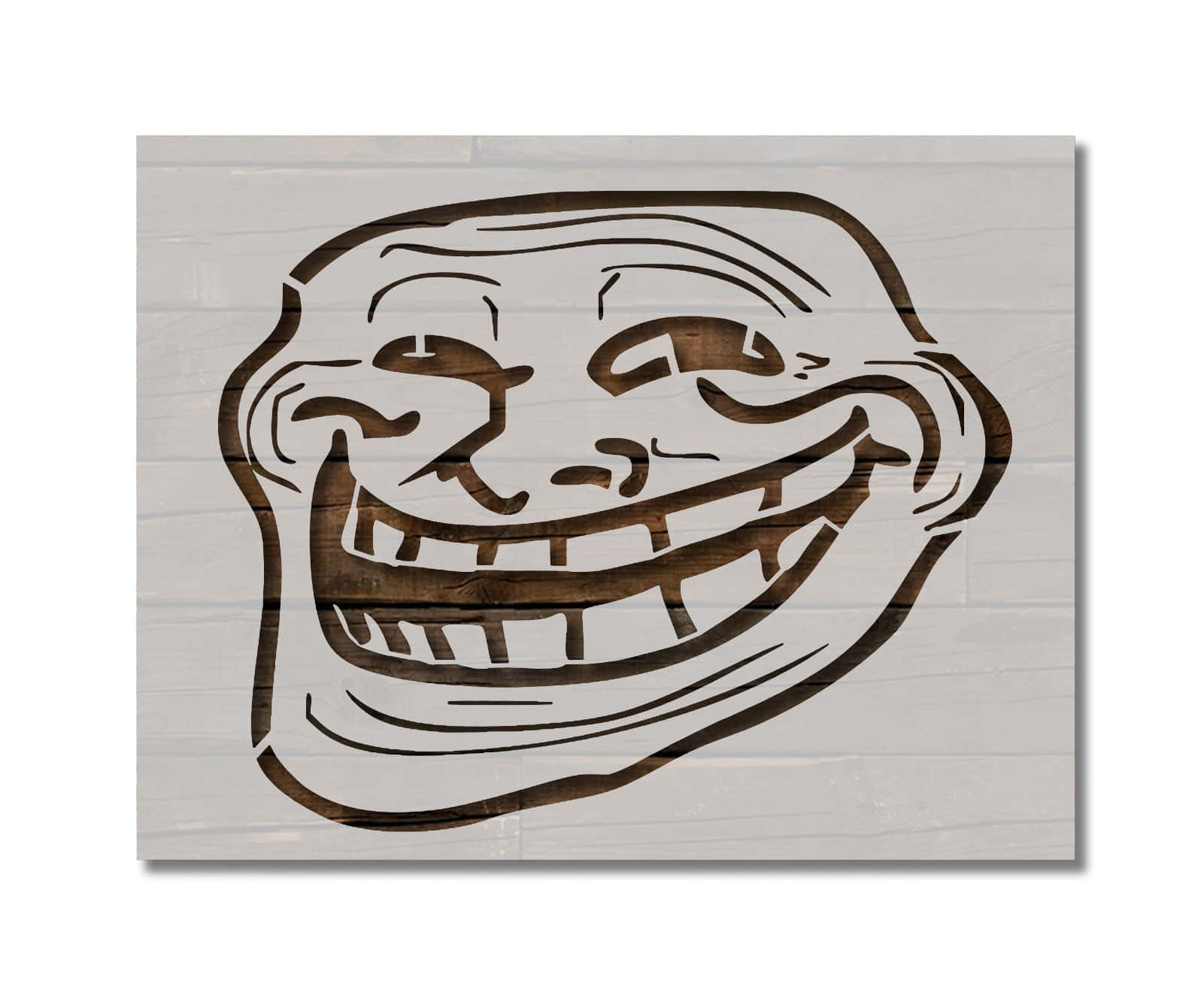 meme 桌布 壁紙 — 一個大型木製的 troll face 迷因模板，蝕刻在白色磚牆上，帶有粗大的深棕色線條。